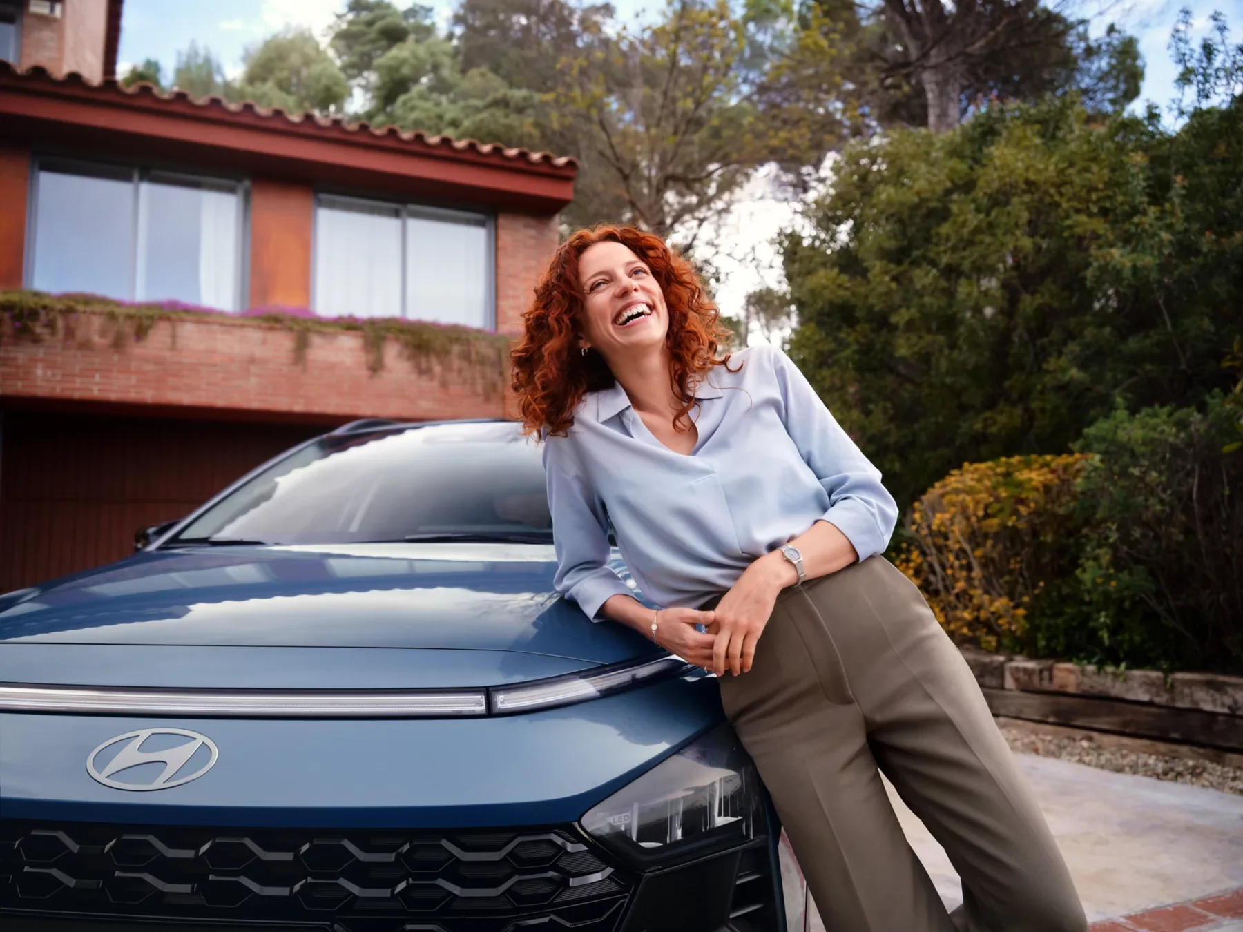Hyundai BAYON i rörelse på väg