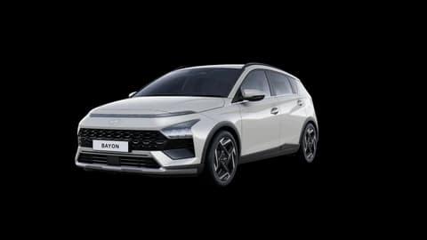 Hyundai BAYON i tvåtonat utförande med mörkt tak, snett framifrån mot vit bakgrund