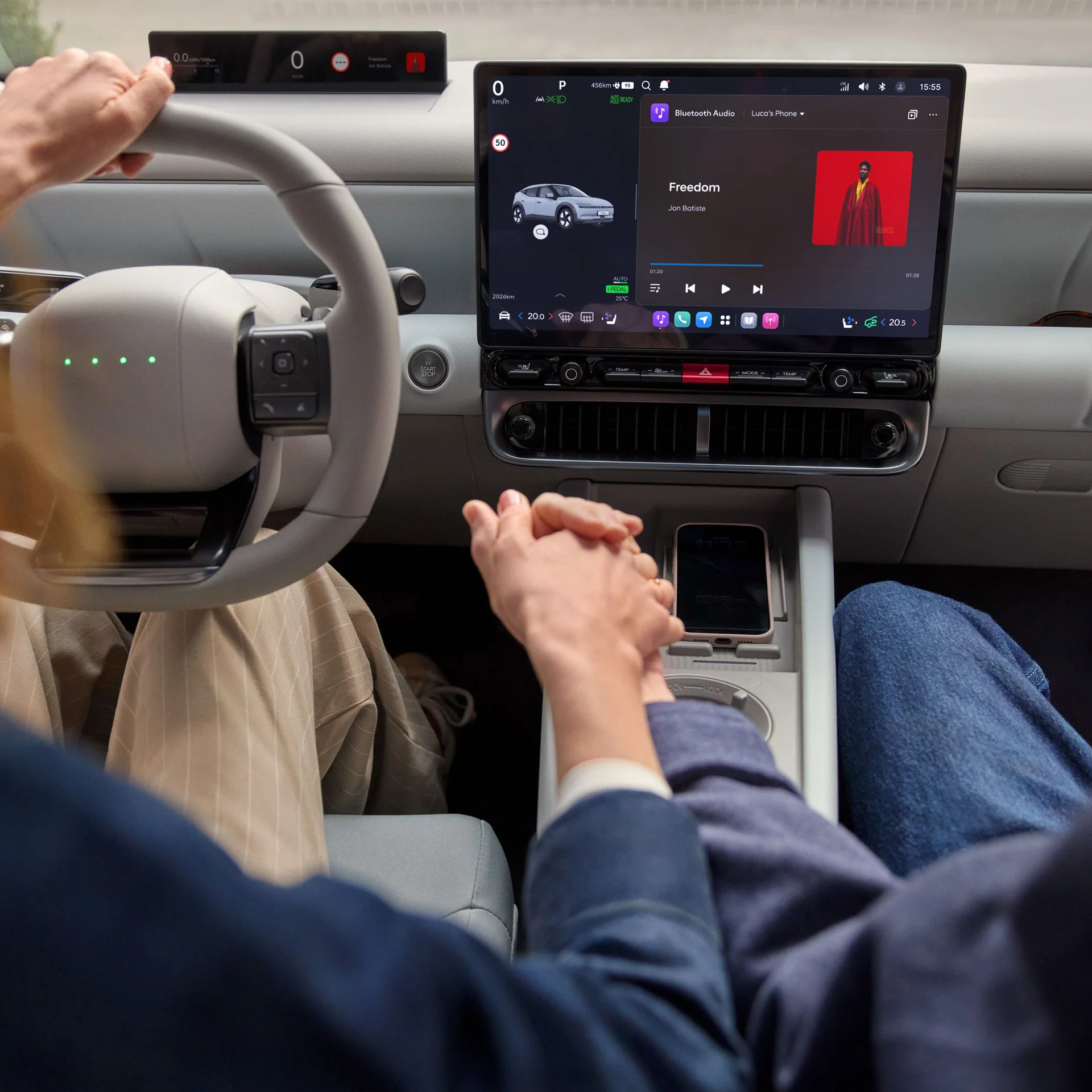 Förarplats i en Hyundai med ratt, digital instrumentering och infotainmentskärm