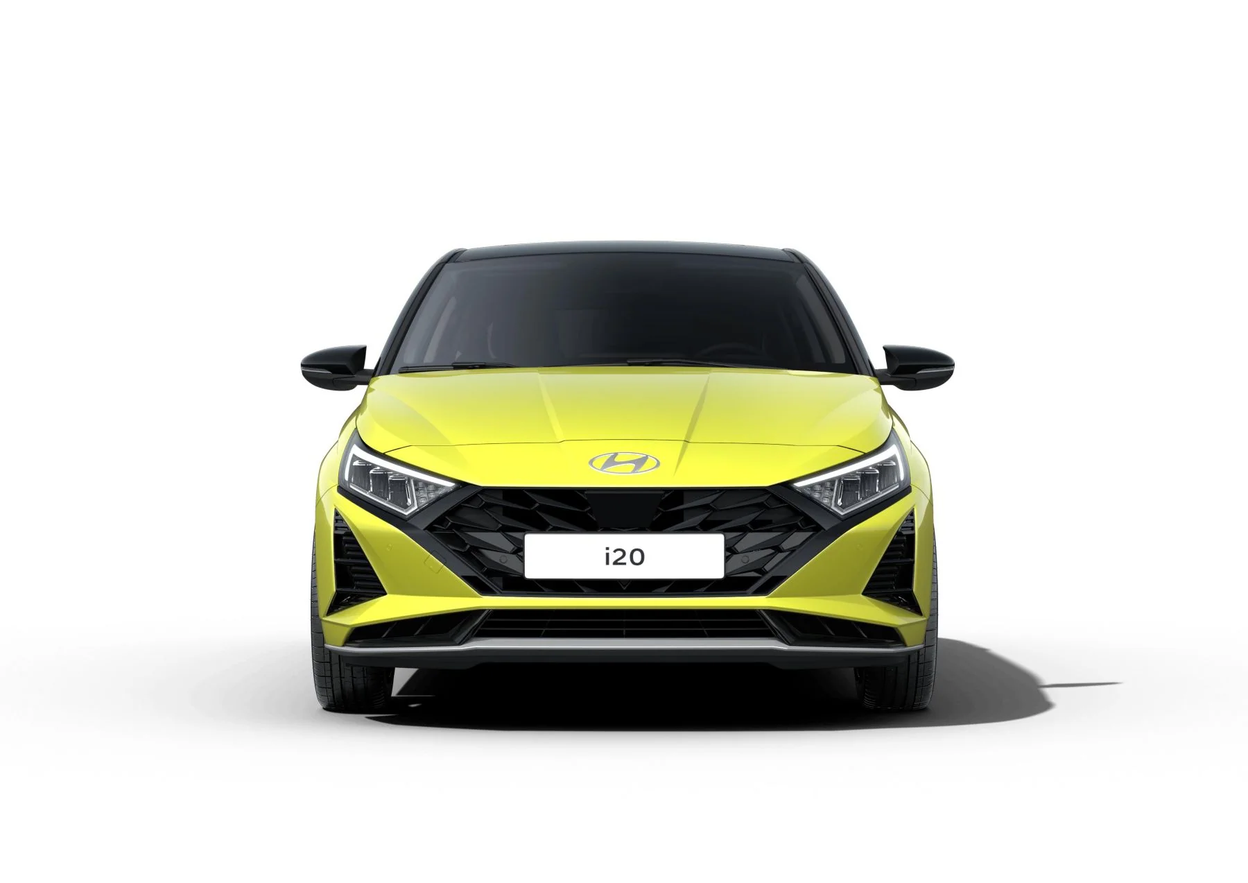 Hyundai i20 rakt framifrån med strålkastarna tända