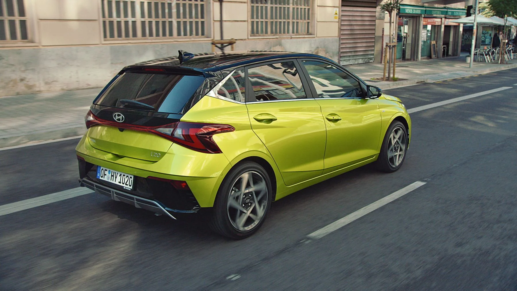 Hyundai i20 i rörelse på en stadsgata