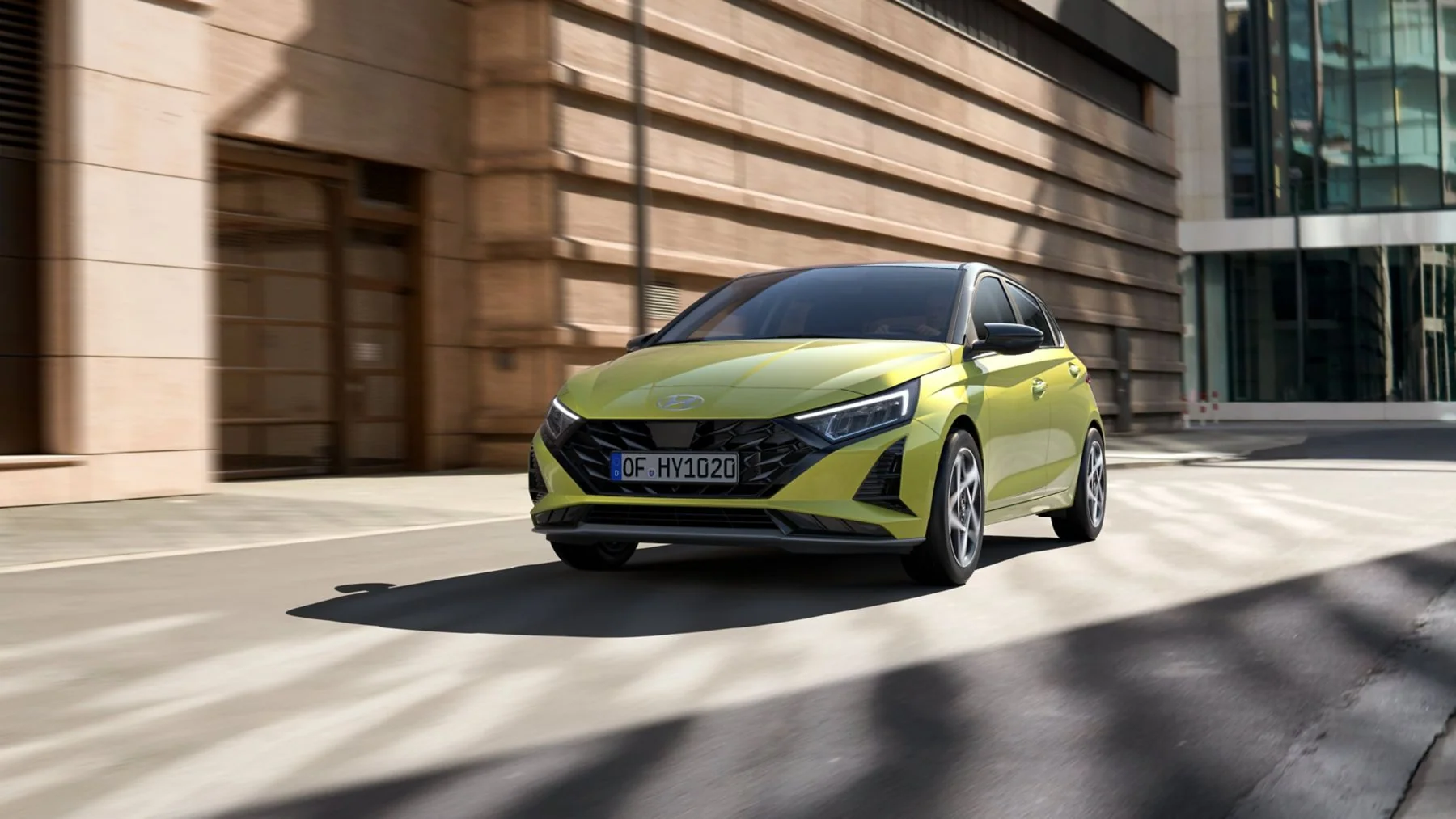 Hyundai i20 fotograferad snett bakifrån i rörelse på en stadsgata