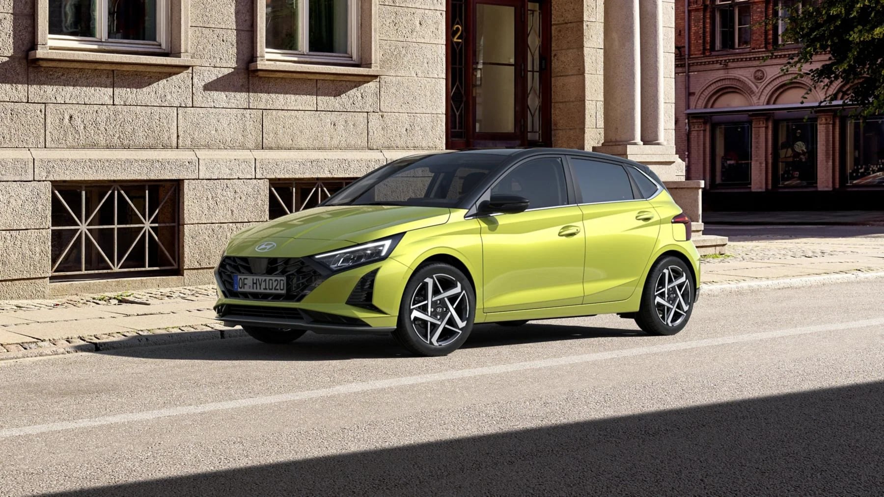 Hyundai i20 fotograferad snett framifrån på en stadsgata