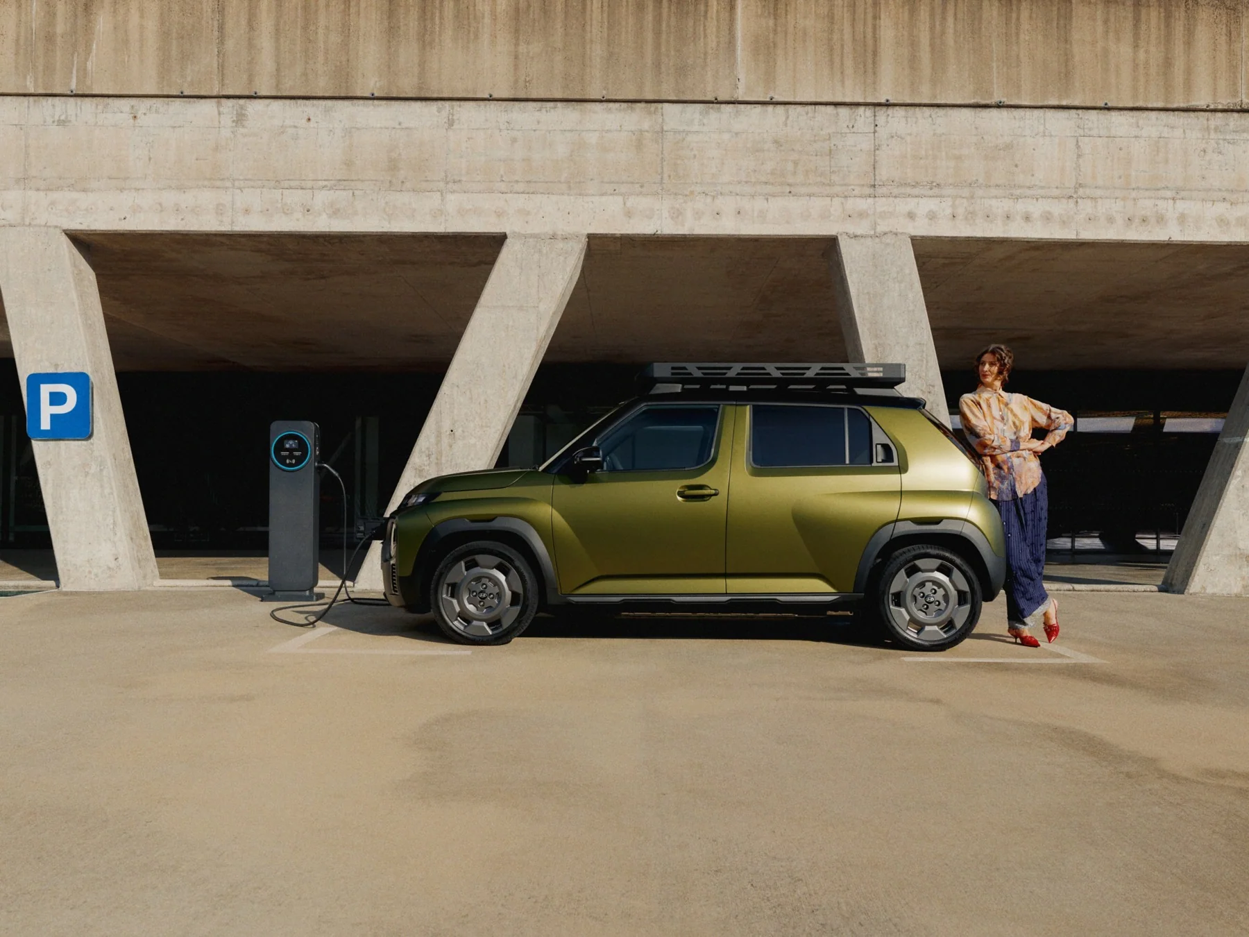 Hyundai INSTER Cross i profil vid en laddplats