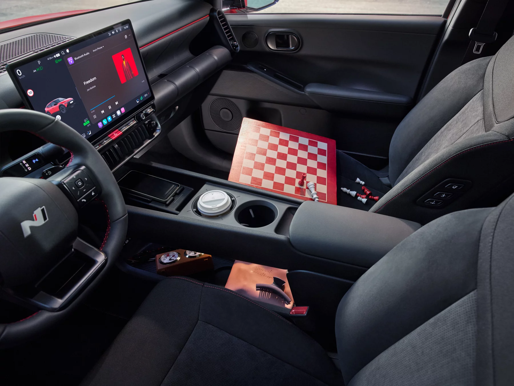 Förvaringsutrymmen i mittkonsolen på Hyundai IONIQ 3