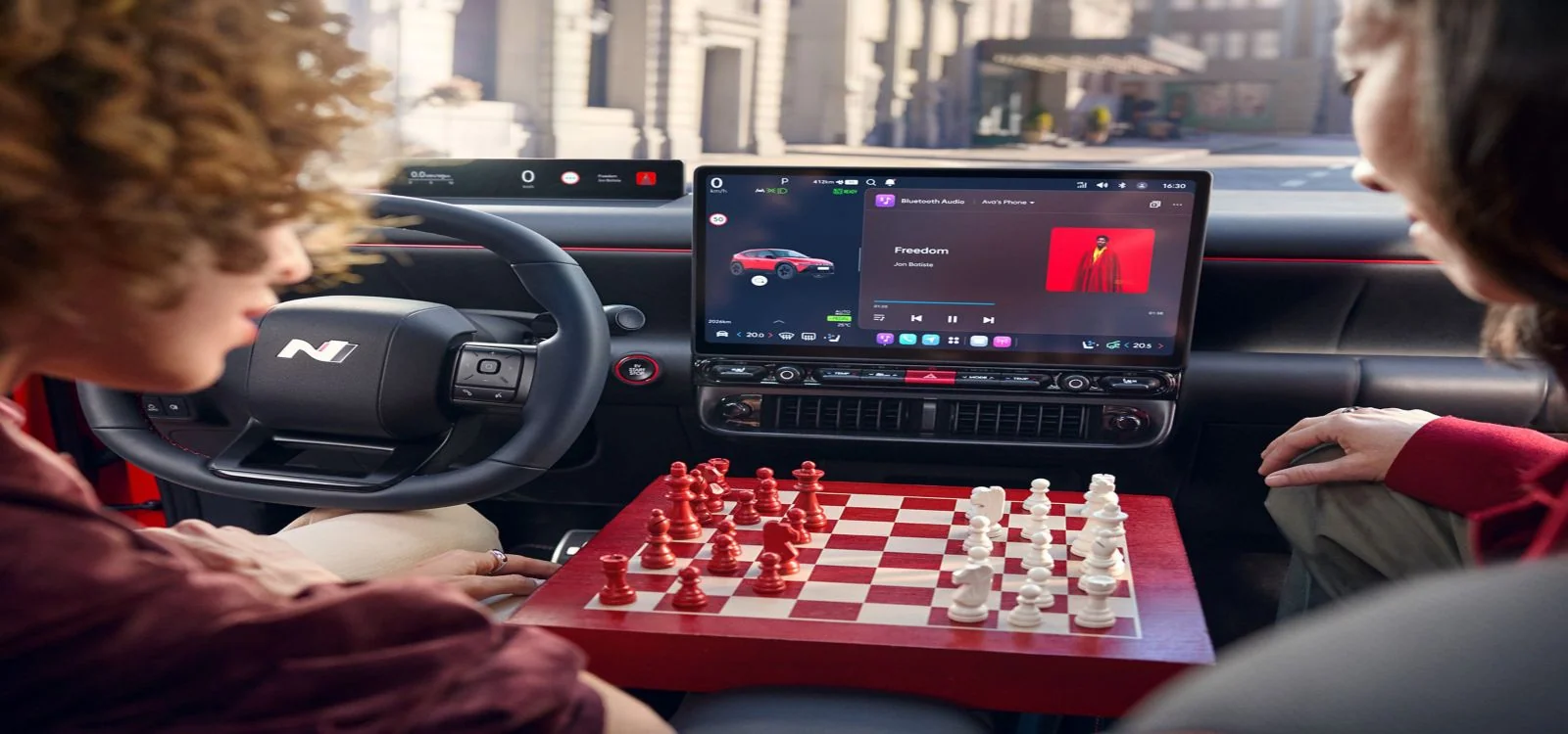 Interiören i Hyundai IONIQ 3 med ett schackspel uppställt på mittkonsolen