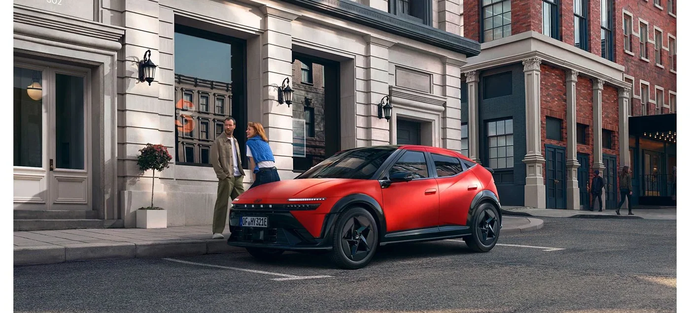 Hyundai IONIQ 3 parkerad på en stadsgata