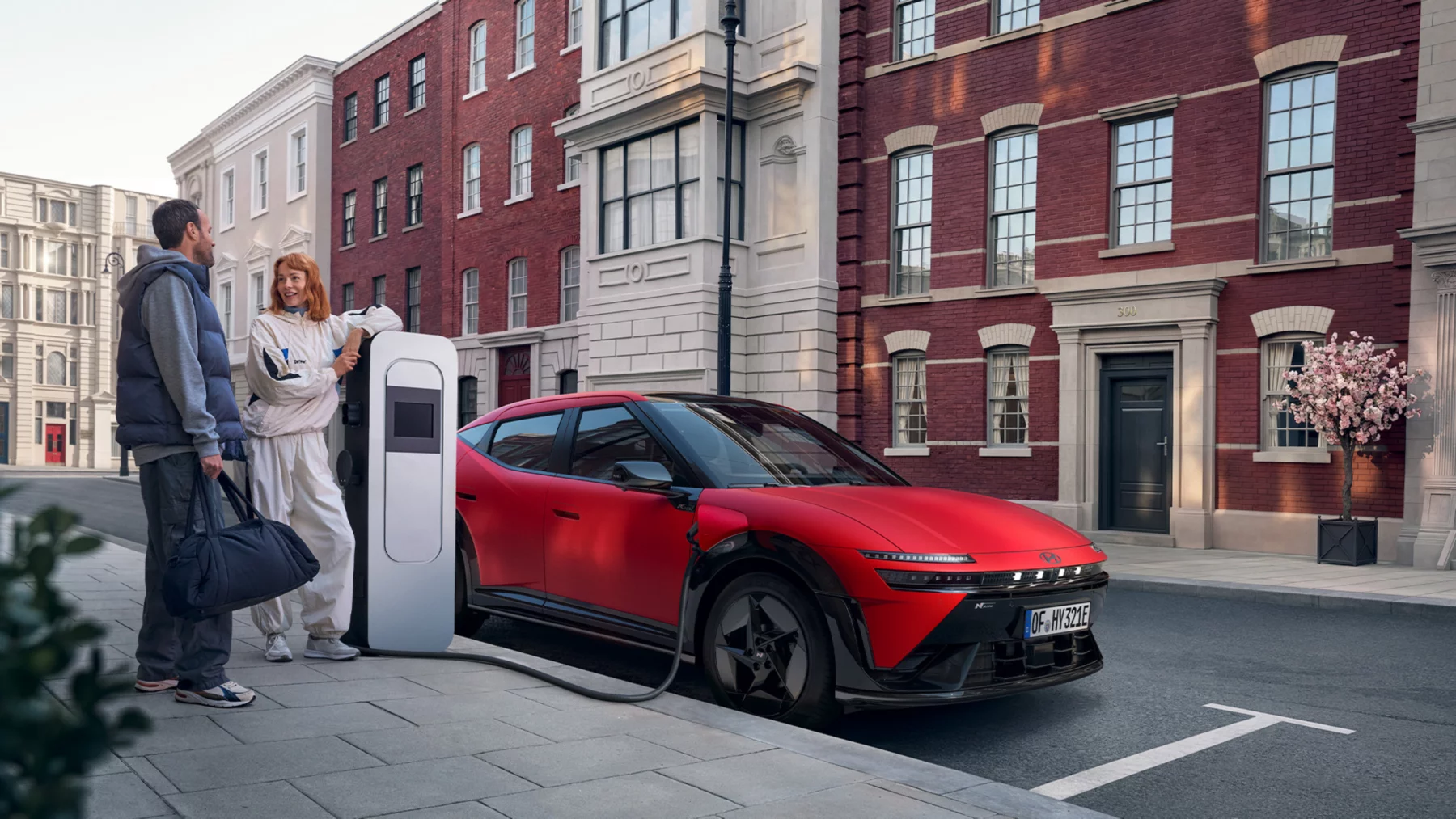 Hyundai IONIQ 3 ansluten till en laddstolpe i stadsmiljö