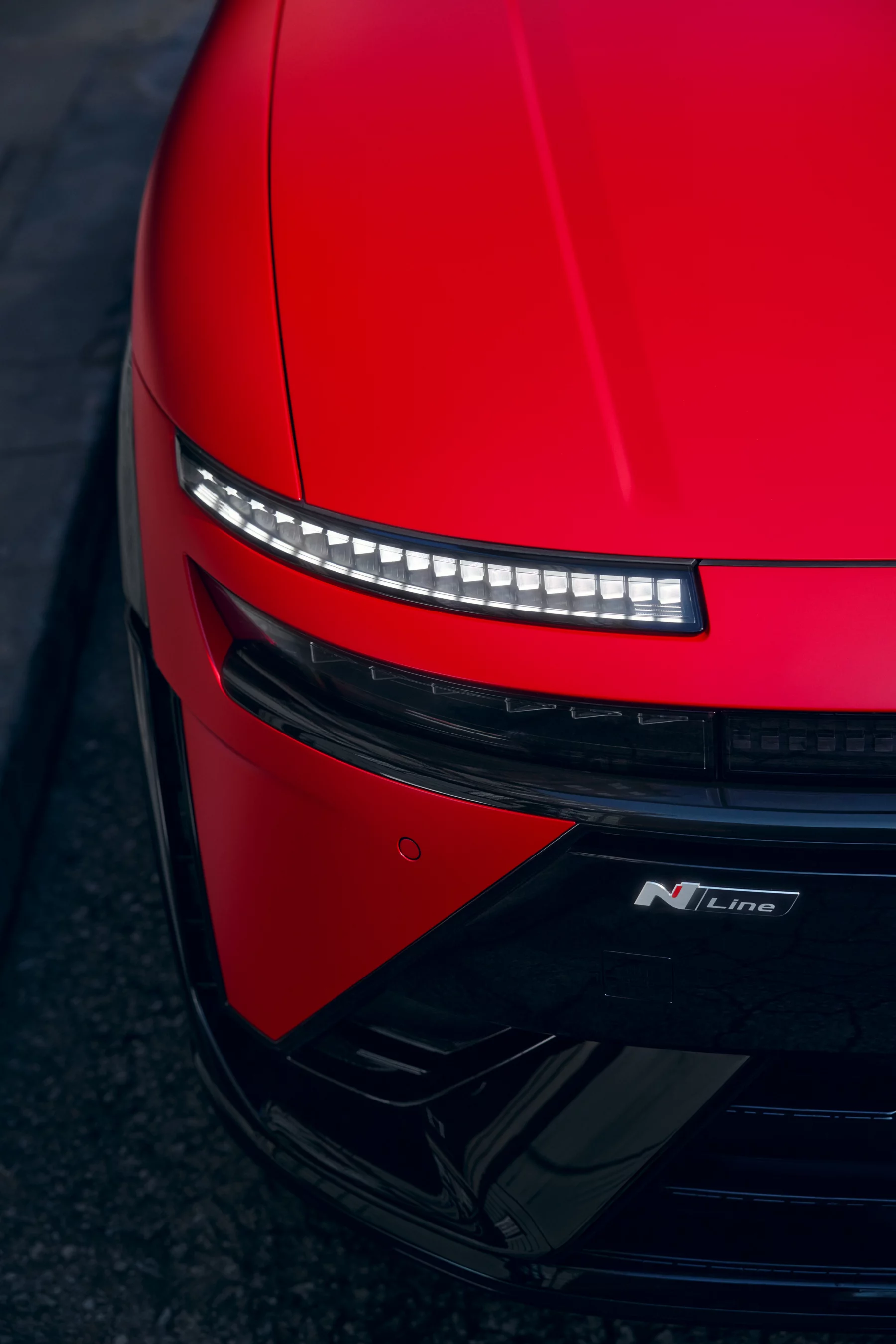 Närbild på fronten av Hyundai IONIQ 3 N Line Evo med pixel-LED-strålkastare och N Line-emblem