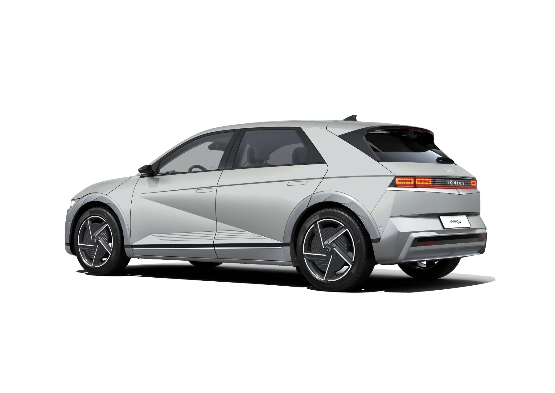 Hyundai IONIQ 5 rakt bakifrån med tänd bakljusram i fotostudio