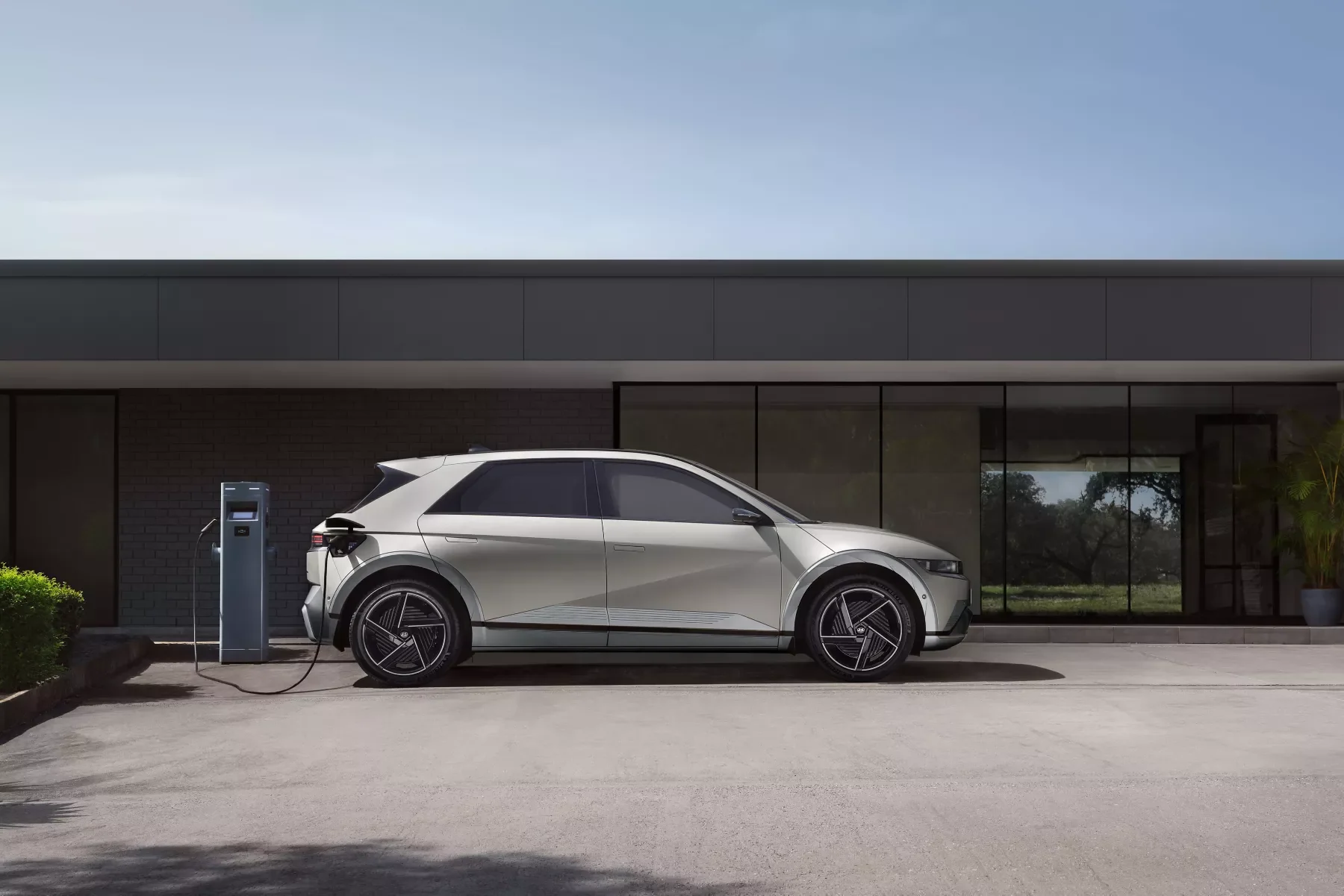 Sidoprofilen på Hyundai IONIQ 5 med den Z-formade linjen