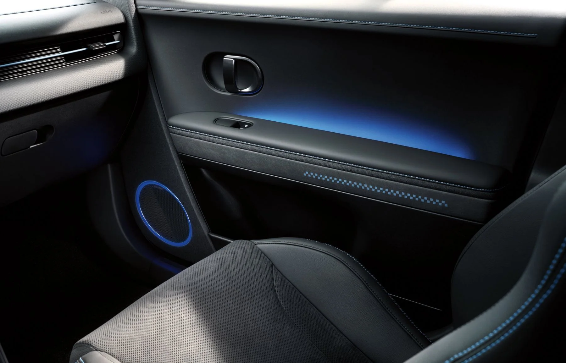 Ambient-belysning i dörrpanelen på Hyundai IONIQ 5 N