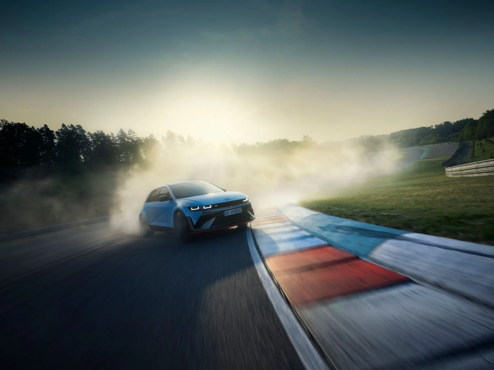 Hyundai IONIQ 5 N i en drift genom en kurva på en racerbana