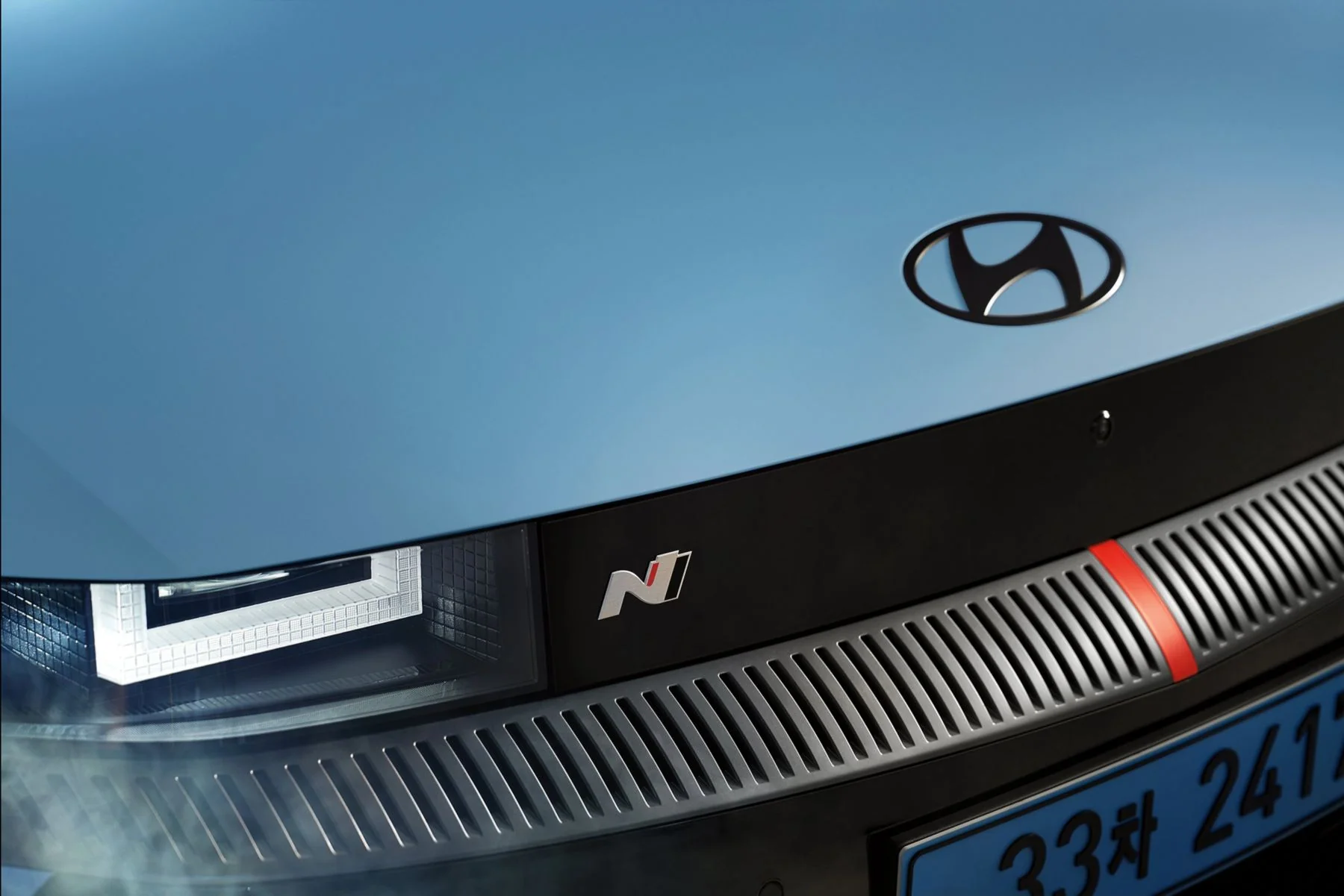 Fronten på Hyundai IONIQ 5 N med Hyundai- och N-emblem