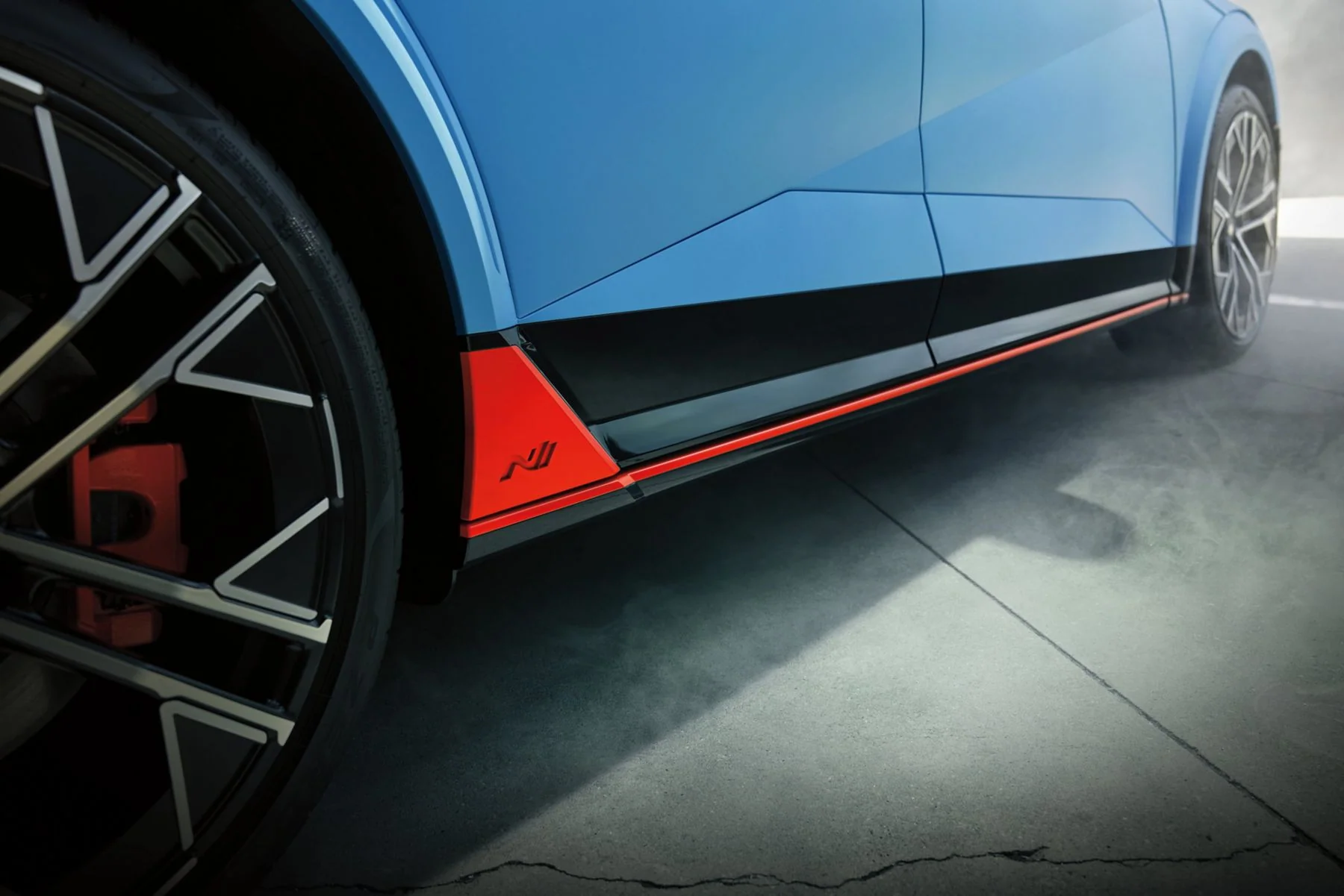 Sidokjol med orange accentlinje och N-logotyp på Hyundai IONIQ 5 N