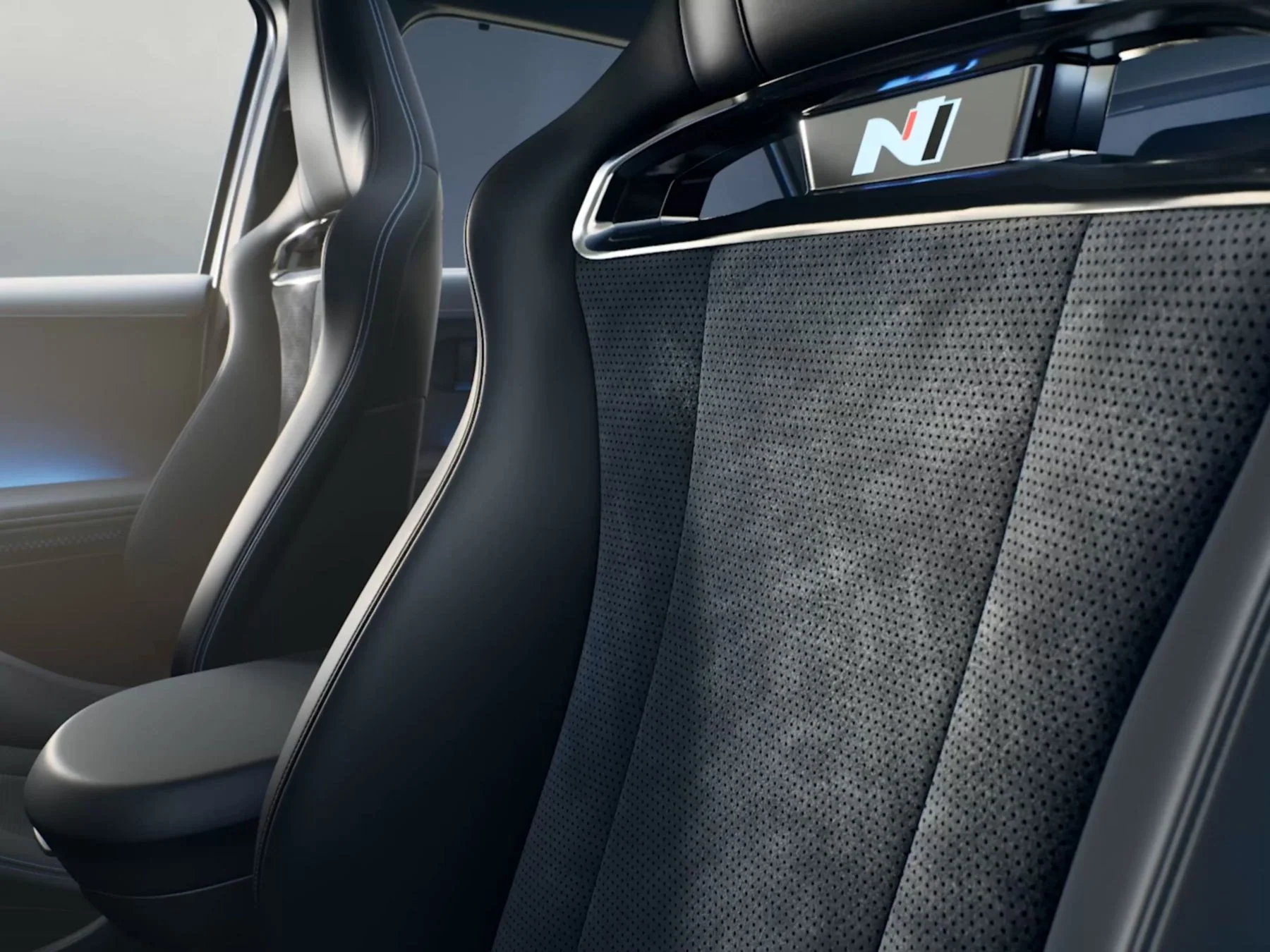 N-sportstolar i Hyundai IONIQ 5 N med upplyst N-logotyp