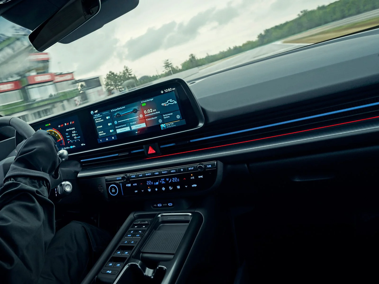 Närbild av IONIQ 6 N:s cockpit under körning med den dynamiska ambientbelysningen