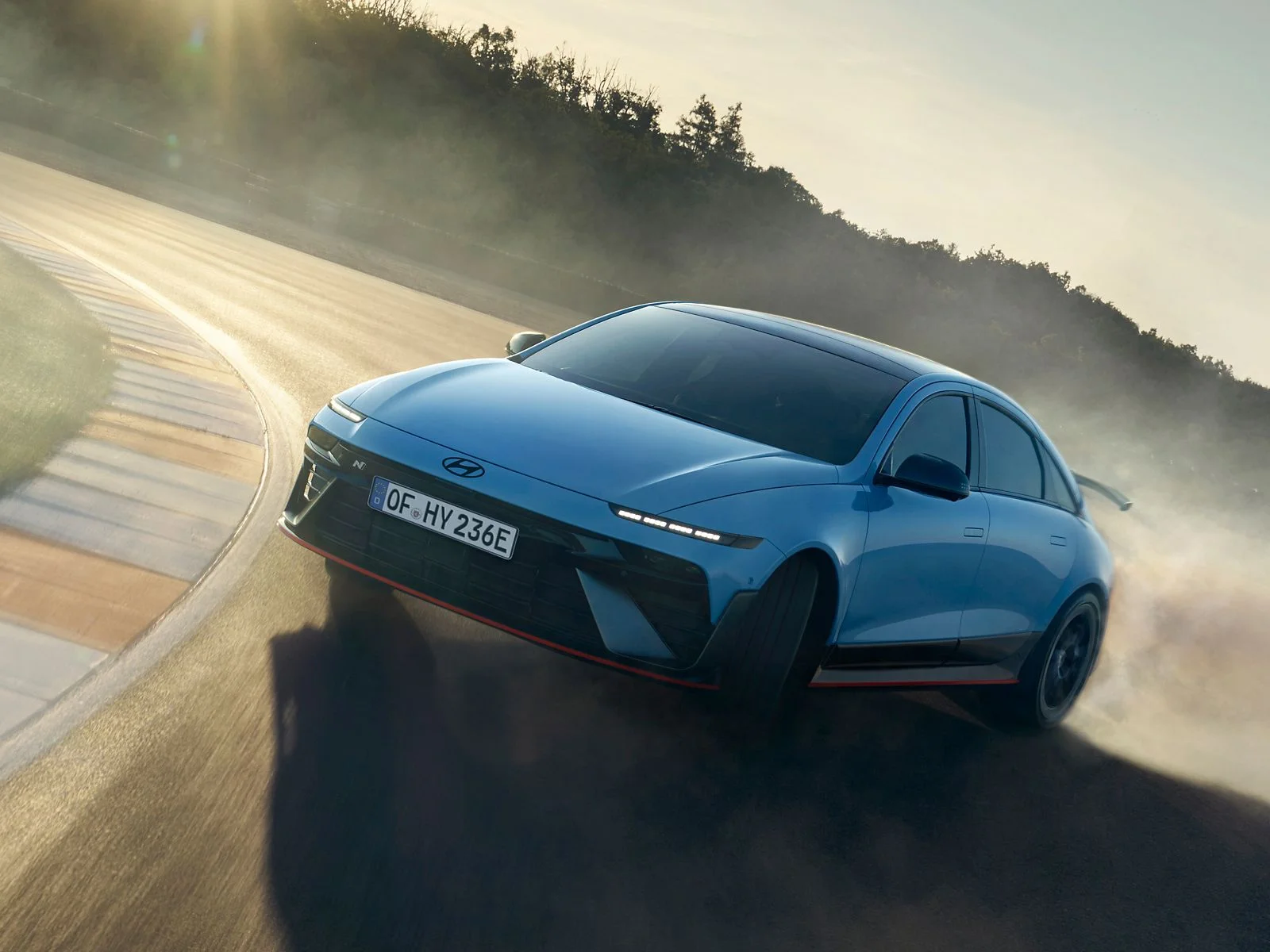 Hyundai IONIQ 6 N driftar på bana och virvlar upp damm i en dynamisk position