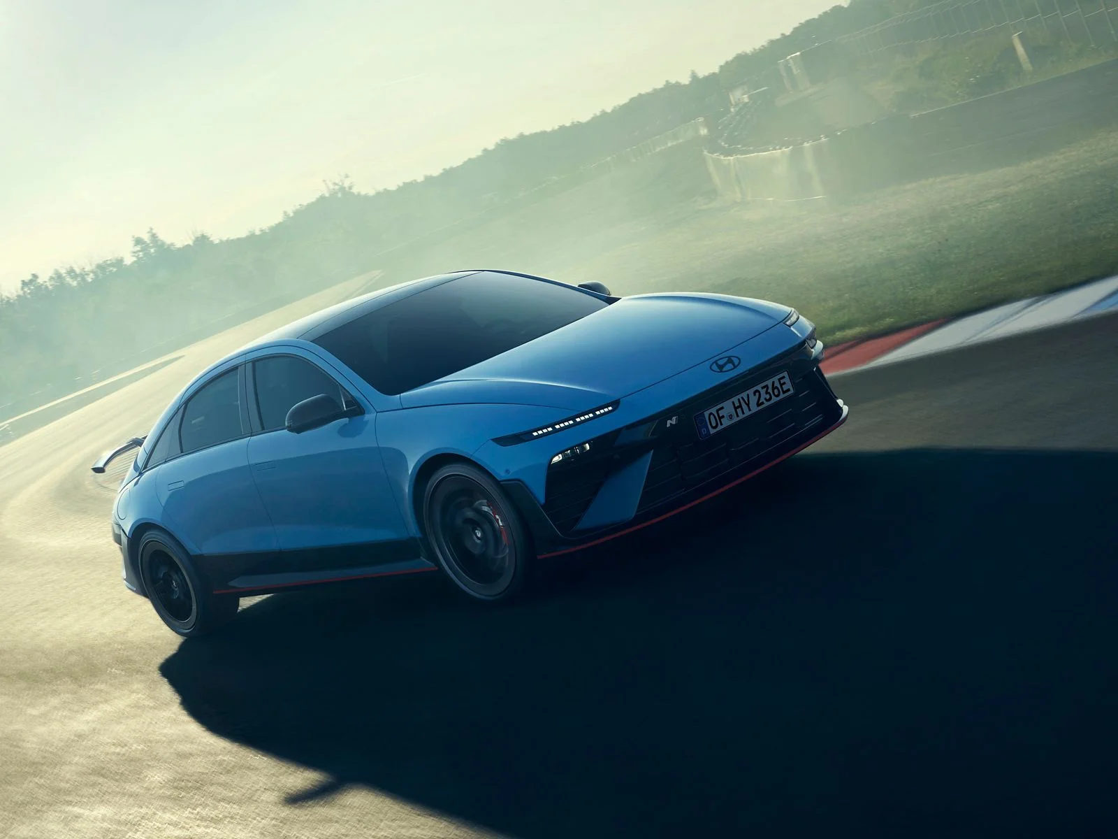Hyundai IONIQ 6 N genom en kurva på bana i hög fart