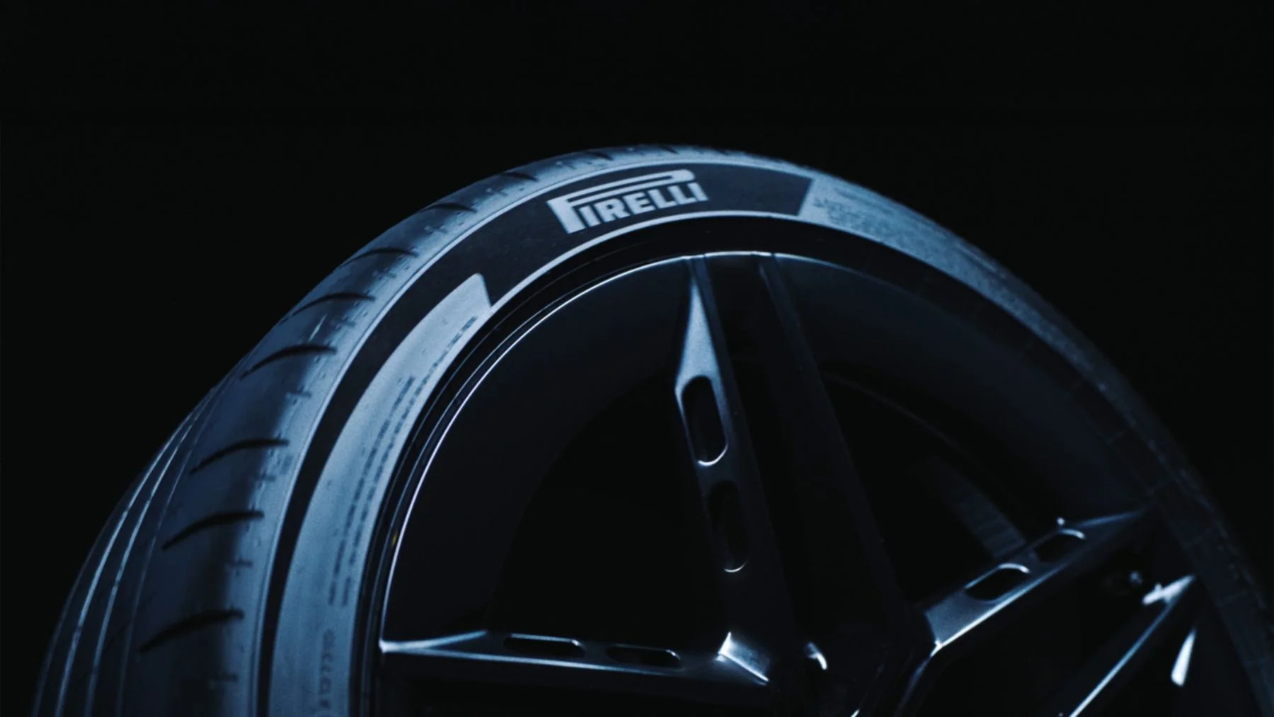 Närbild på 20-tums smidd fälg med Pirelli-däck på Hyundai IONIQ 6 N