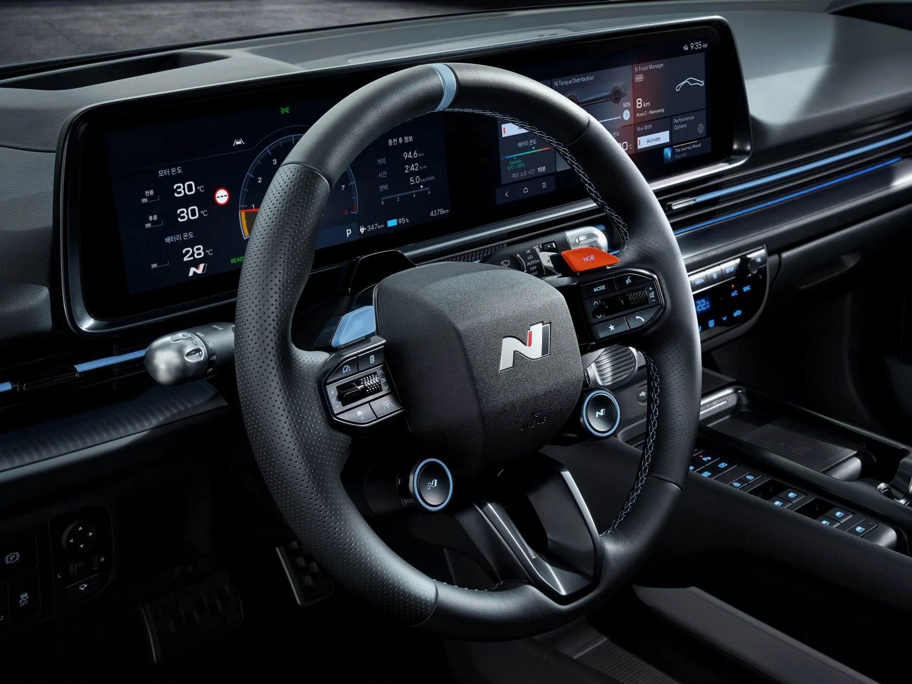 Närbild på N-ratten i Hyundai IONIQ 6 N med röd N Grin Boost-knapp och blå Drive Mode-knapp
