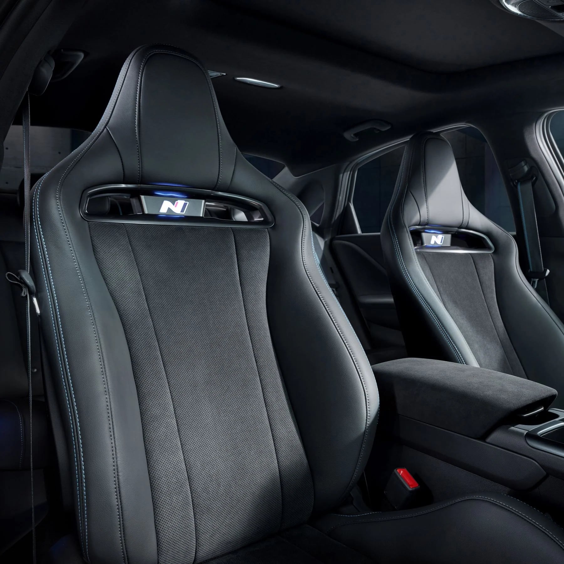 N-sportstolar i Hyundai IONIQ 6 N med upplyst N-logotyp i nackstödet