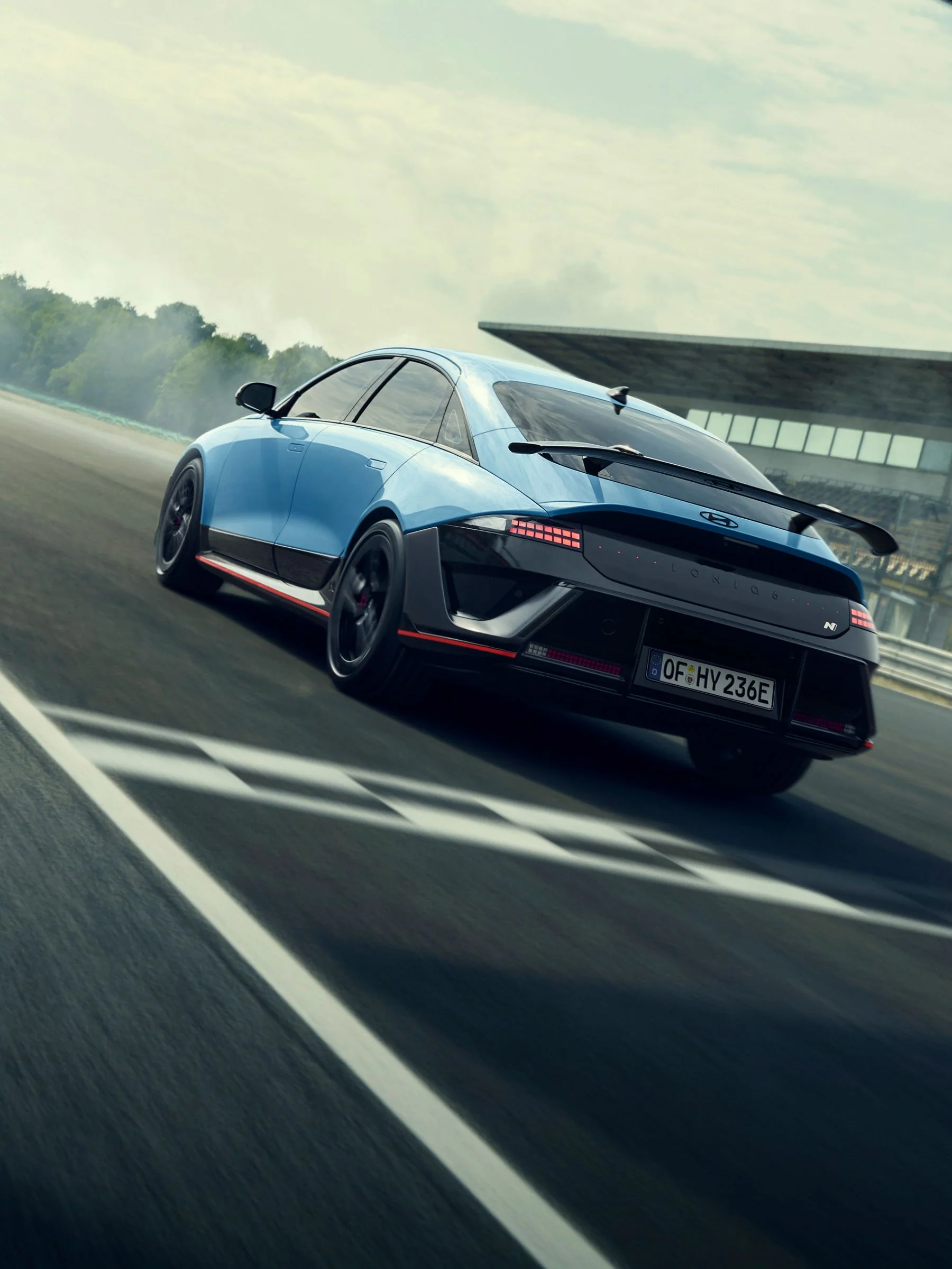 Hyundai IONIQ 6 N i en kontrollerad drift på racerbana med rökpuffar från däcken