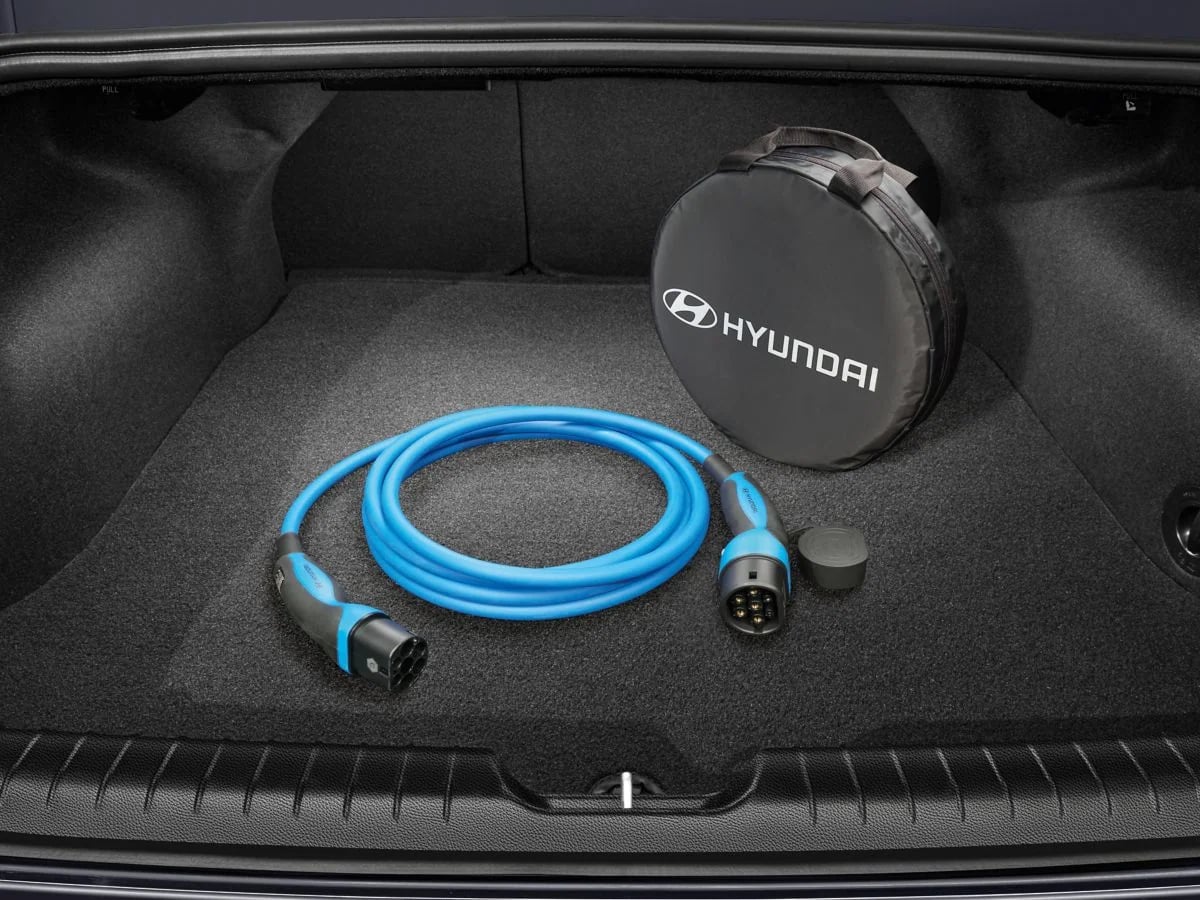 Laddkabel Mode 3 med väska i bagageutrymmet på en Hyundai