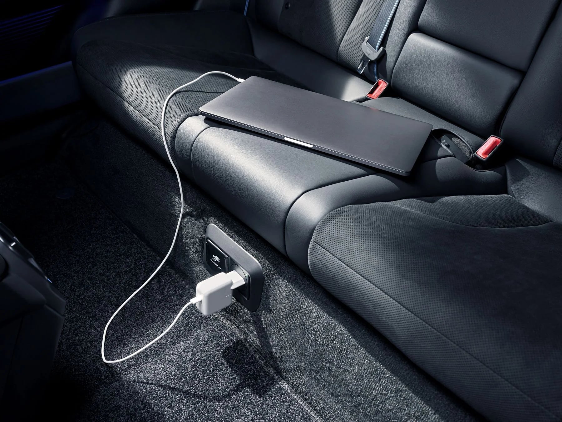 En bärbar dator laddas via Vehicle-to-Load-uttaget i baksätet på Hyundai IONIQ 6 N