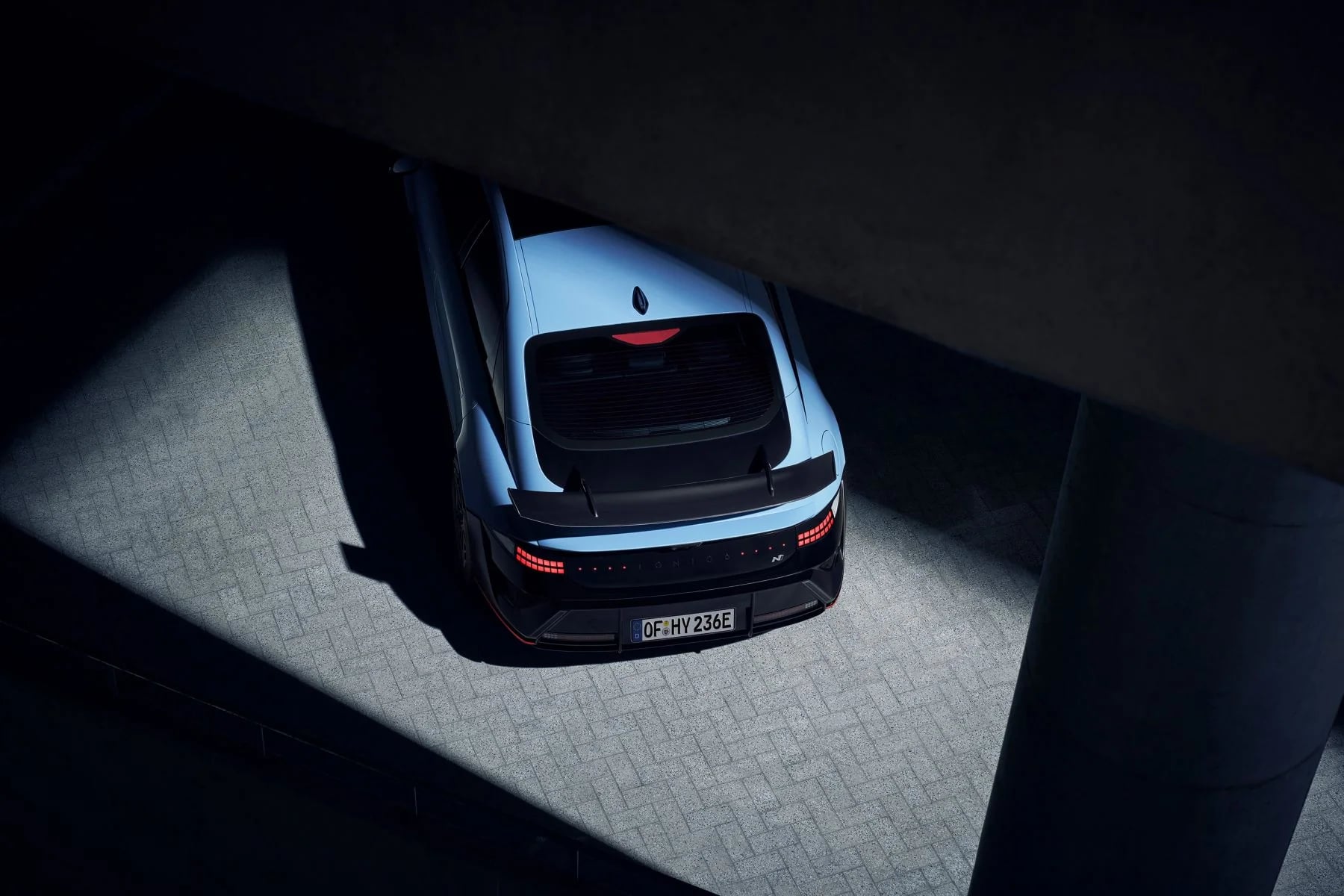 Närbild uppifrån på Hyundai IONIQ 6 N:s bakvinge och bakljusramp