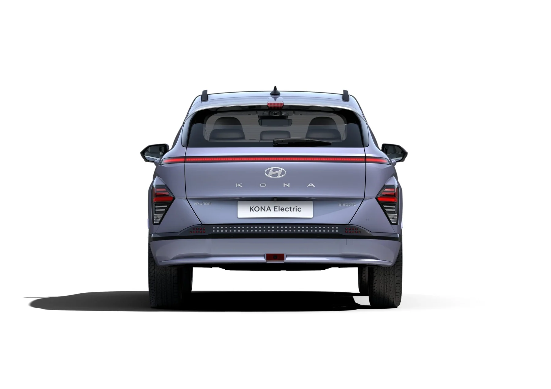 Hyundai KONA Electric rakt bakifrån med den sömlösa bakljusramen tänd