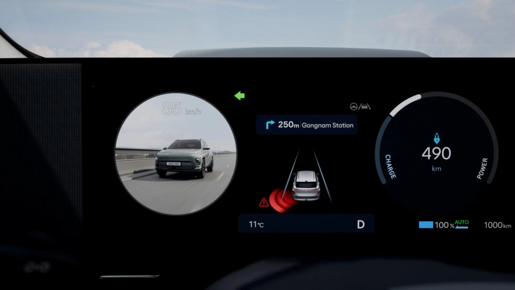 Instrumentering i Hyundai KONA Electric med förarassistans och en annan bil visad i sidokameravy