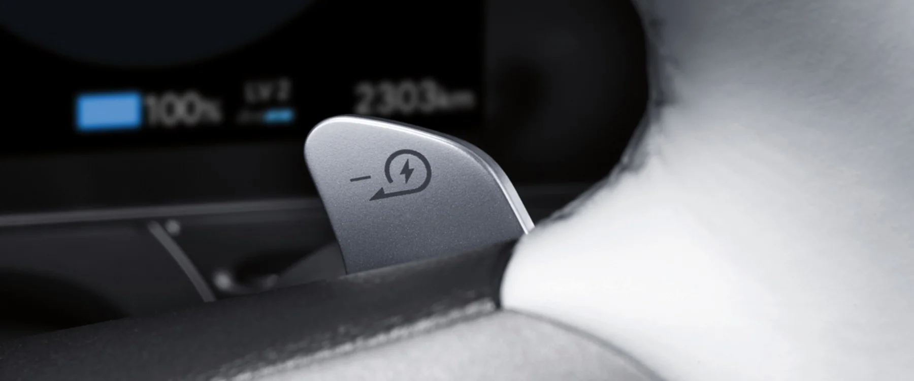 Rattpaddel med symbol för regenerativ bromsning i Hyundai KONA Electric