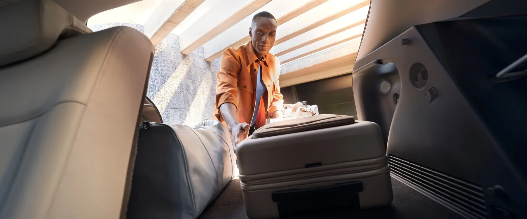 Bagageutrymmet i Hyundai KONA Electric med resväskor