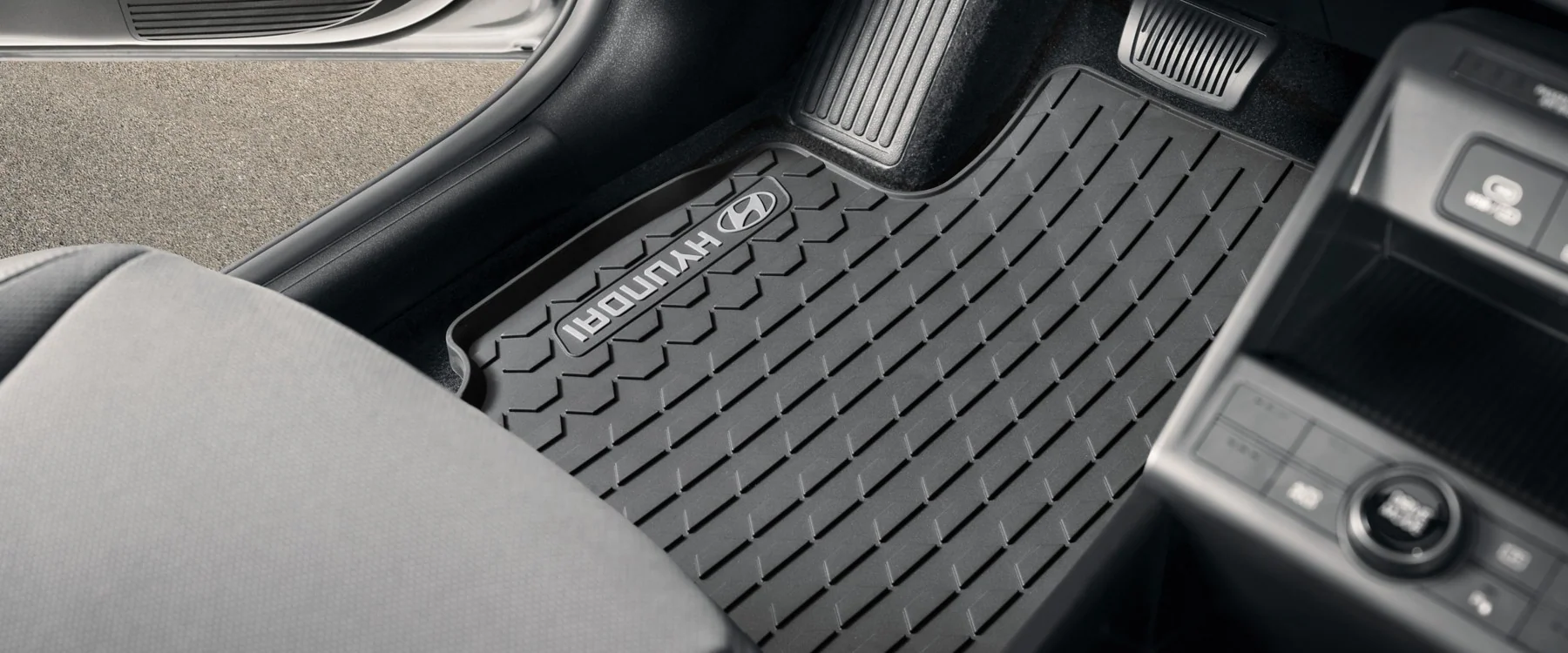Helvädersmattor i Hyundai KONA Electric med Hyundai-logotyp