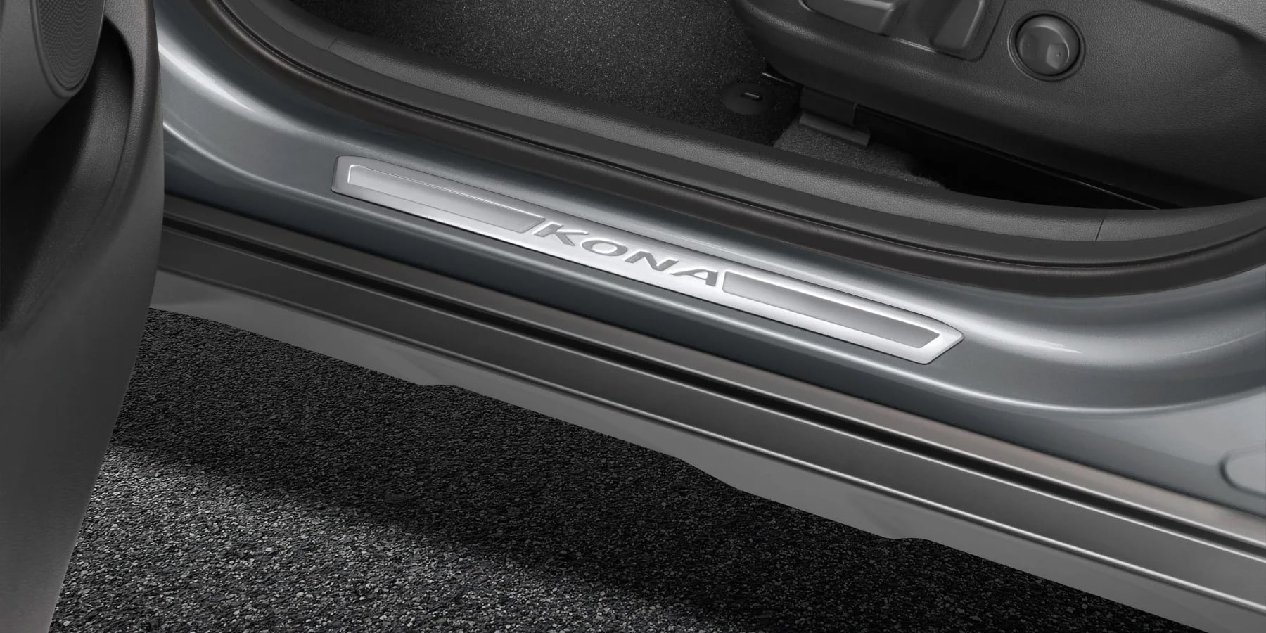 Instegslist med KONA-logotyp i Hyundai KONA Electric