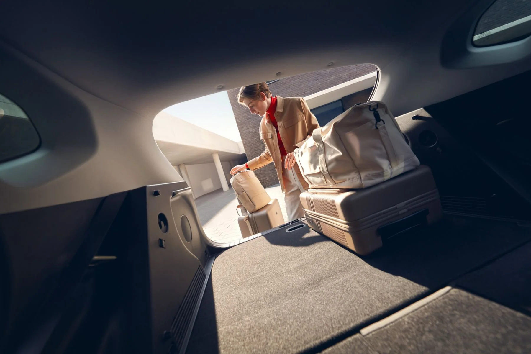 Bagageutrymmet i Hyundai KONA Hybrid med resväskor