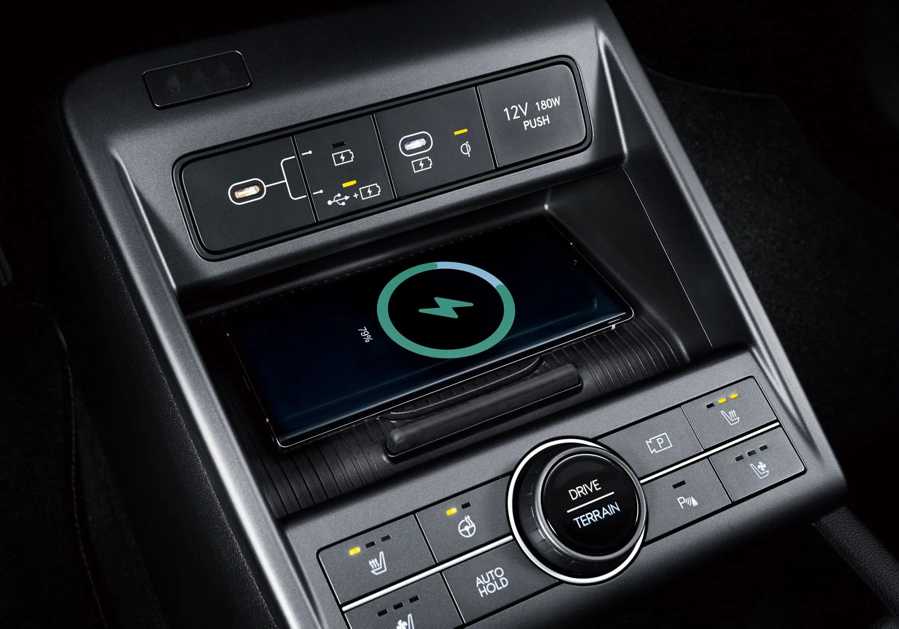 Trådlös laddning av en smartphone i mittkonsolen på Hyundai KONA Hybrid