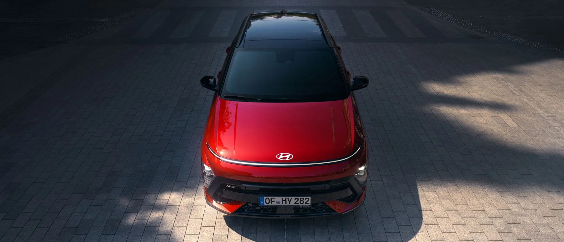 Hyundai KONA Hybrid N Line sedd uppifrån, parkerad på en gågata