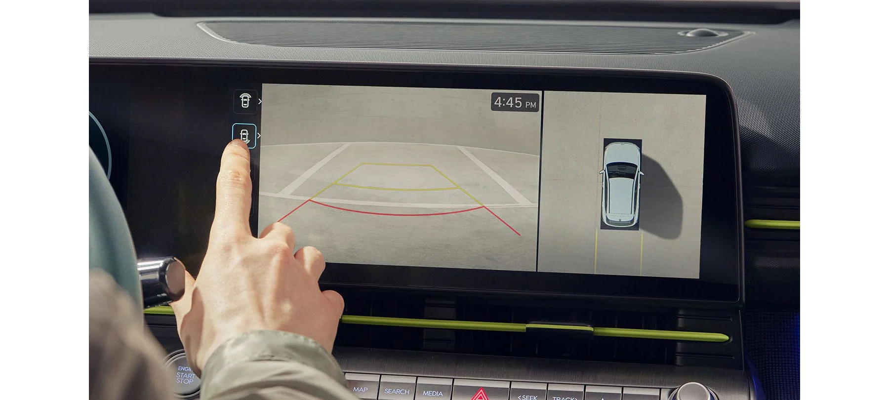 360-graderskamera vid parkering visad i pekskärmen på Hyundai KONA Hybrid