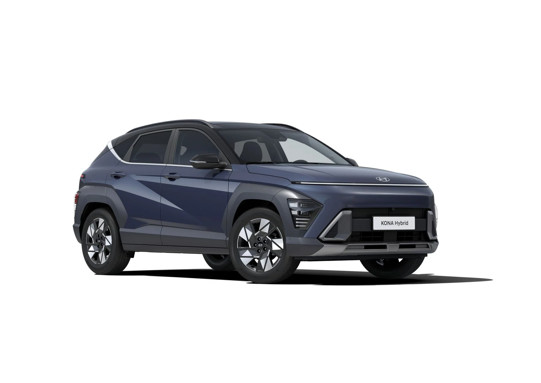 Hyundai KONA Hybrid sedd snett framifrån med tända strålkastare