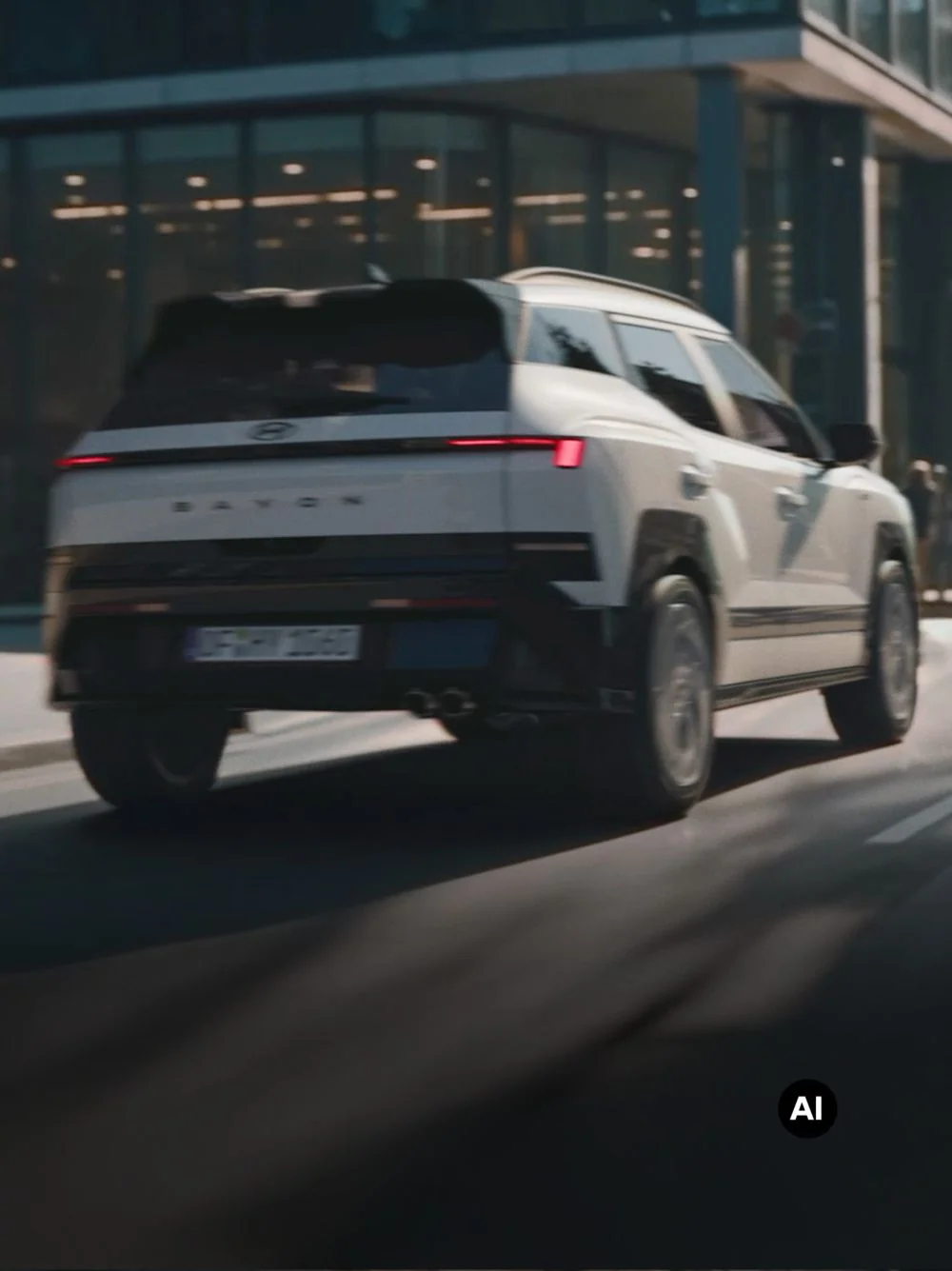 Helt nya Hyundai BAYON N Line sedd bakifrån under körning på en stadsgata