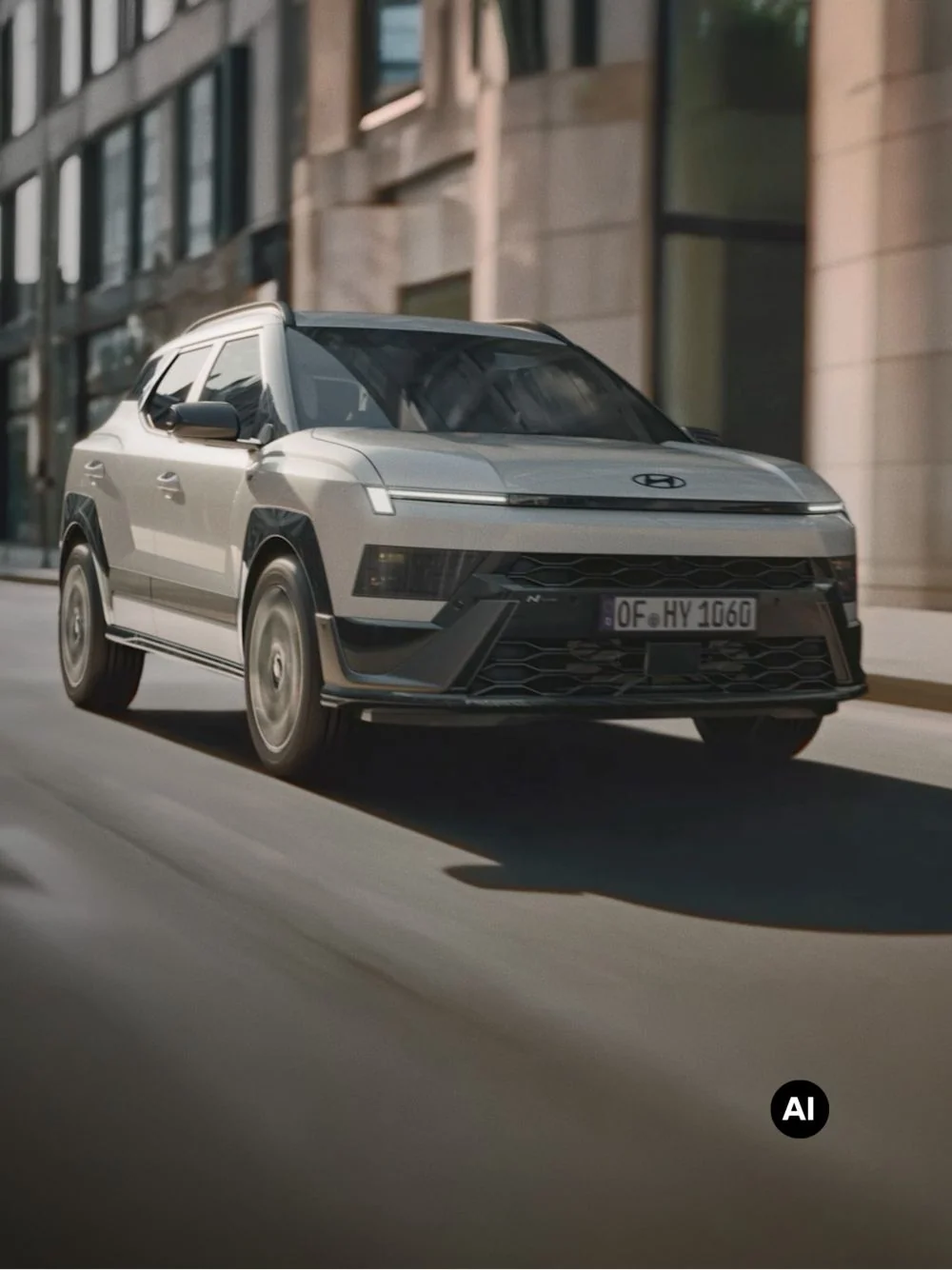 Helt nya Hyundai BAYON N Line under körning på en stadsgata