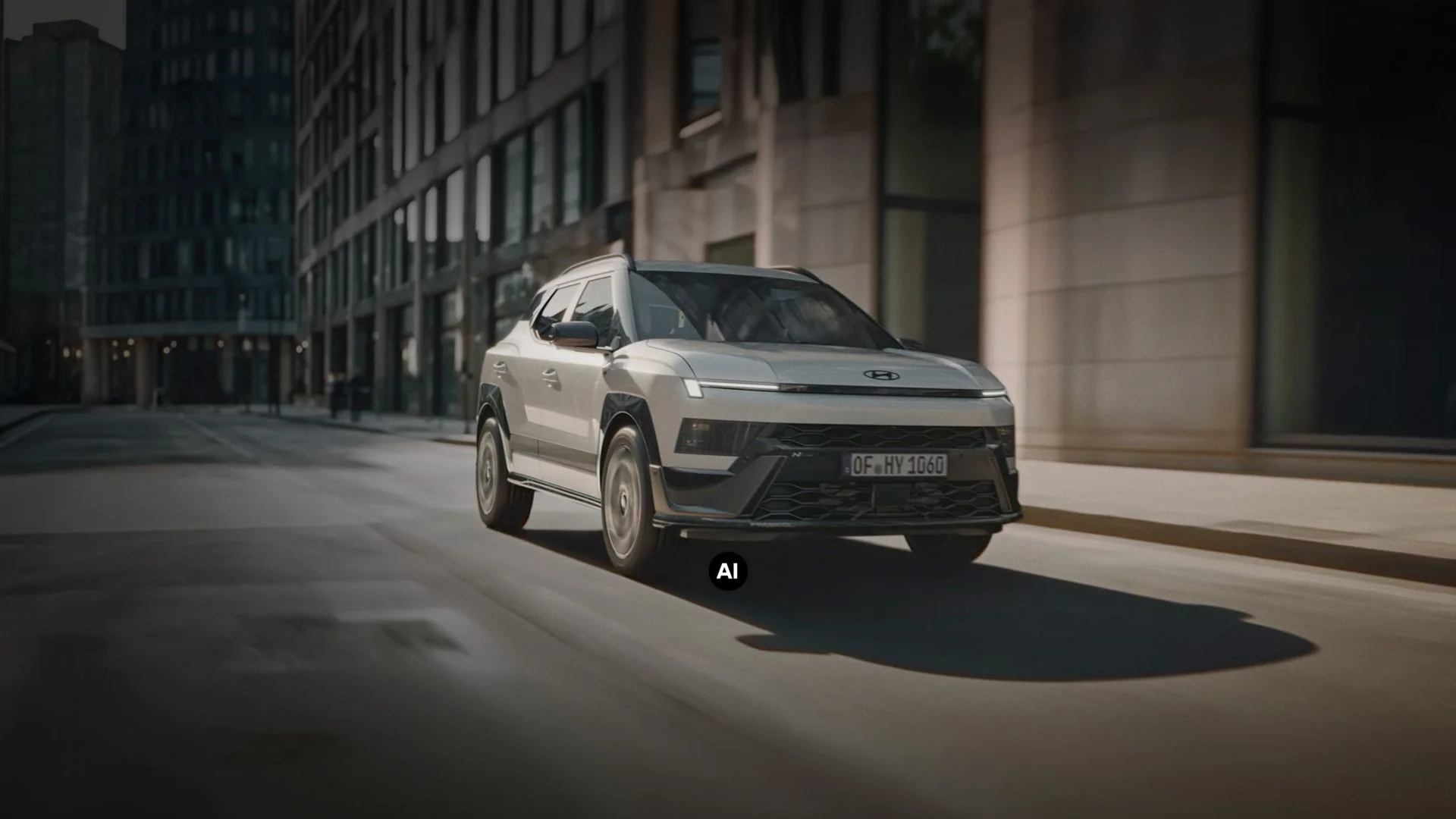 Hyundai BAYON N Line under körning på en stadsgata.