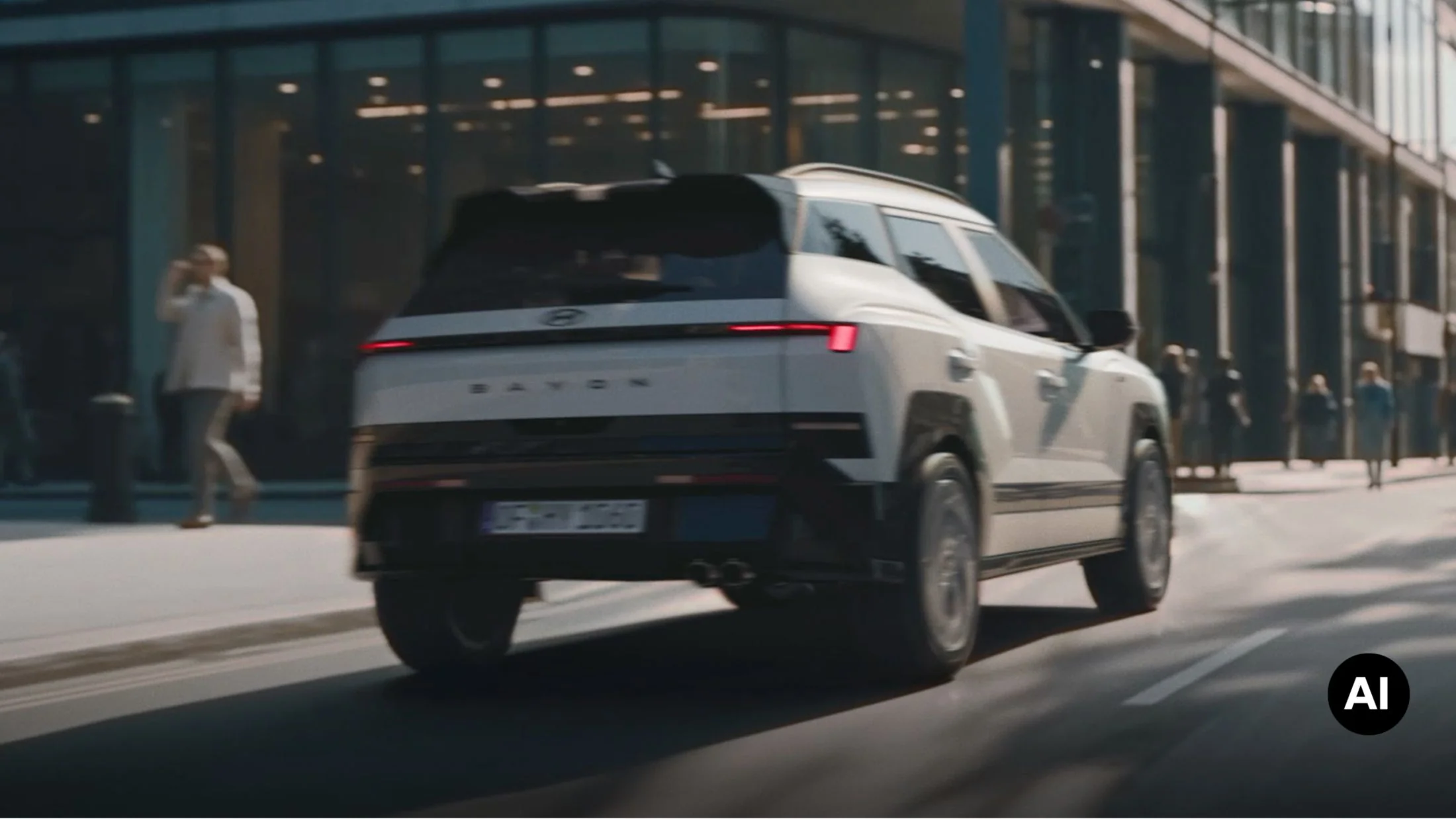 Helt nya Hyundai BAYON N Line sedd bakifrån under körning på en stadsgata