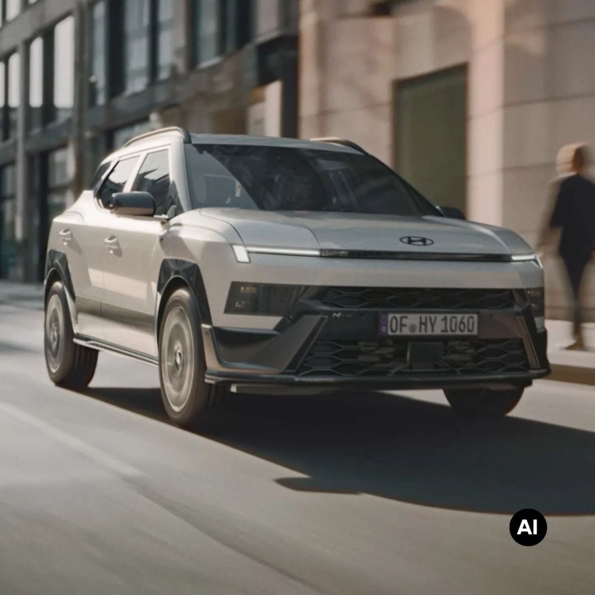 Helt nya Hyundai BAYON N Line under körning på en stadsgata