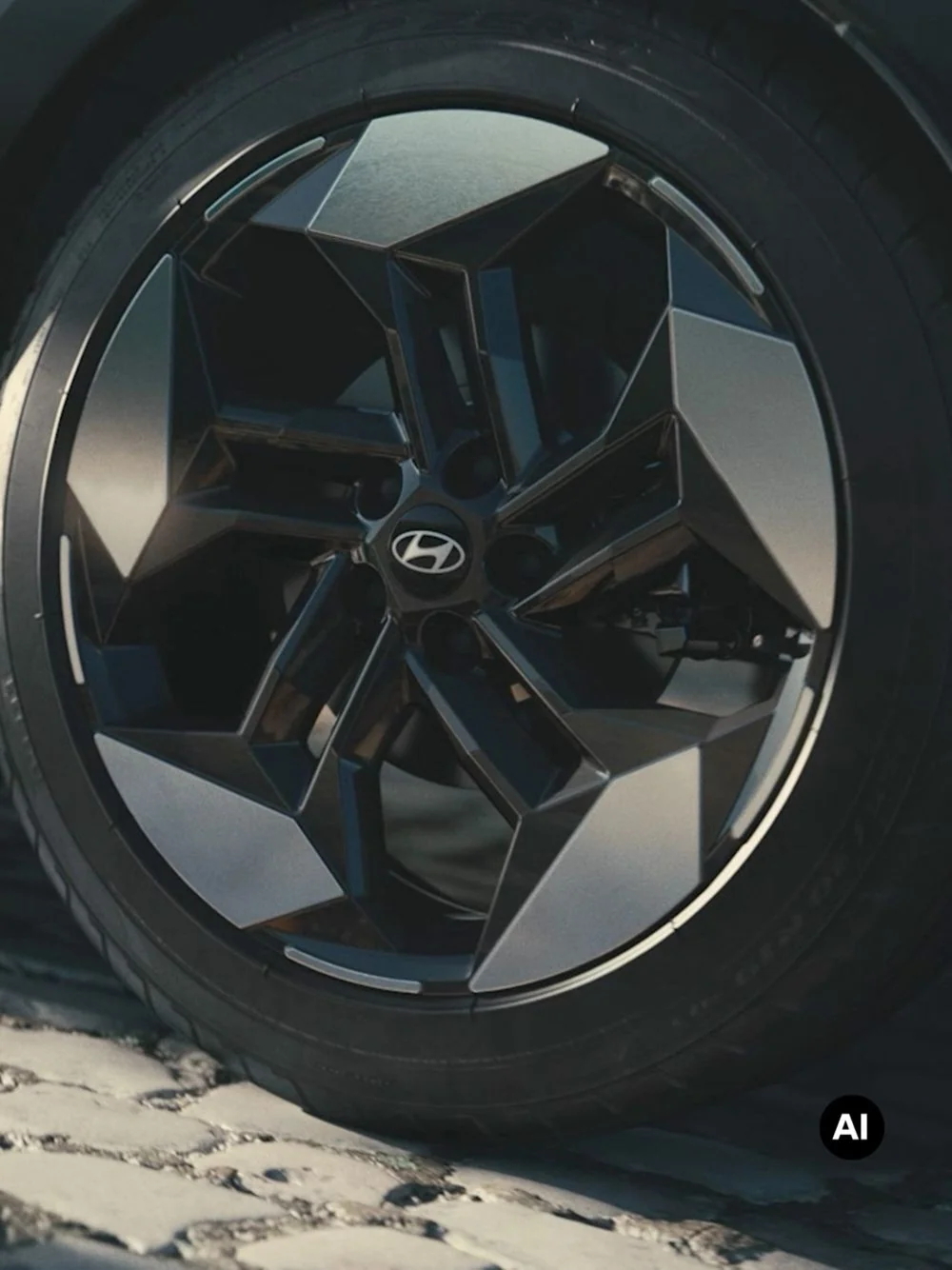 Närbild av en lättmetallfälg på helt nya Hyundai TUCSON