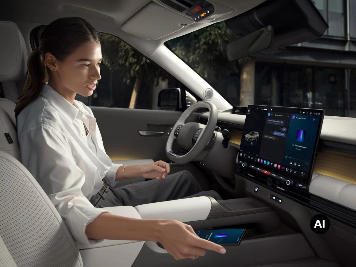 En person sitter i helt nya Hyundai TUCSON med Gleo AI på skärmen