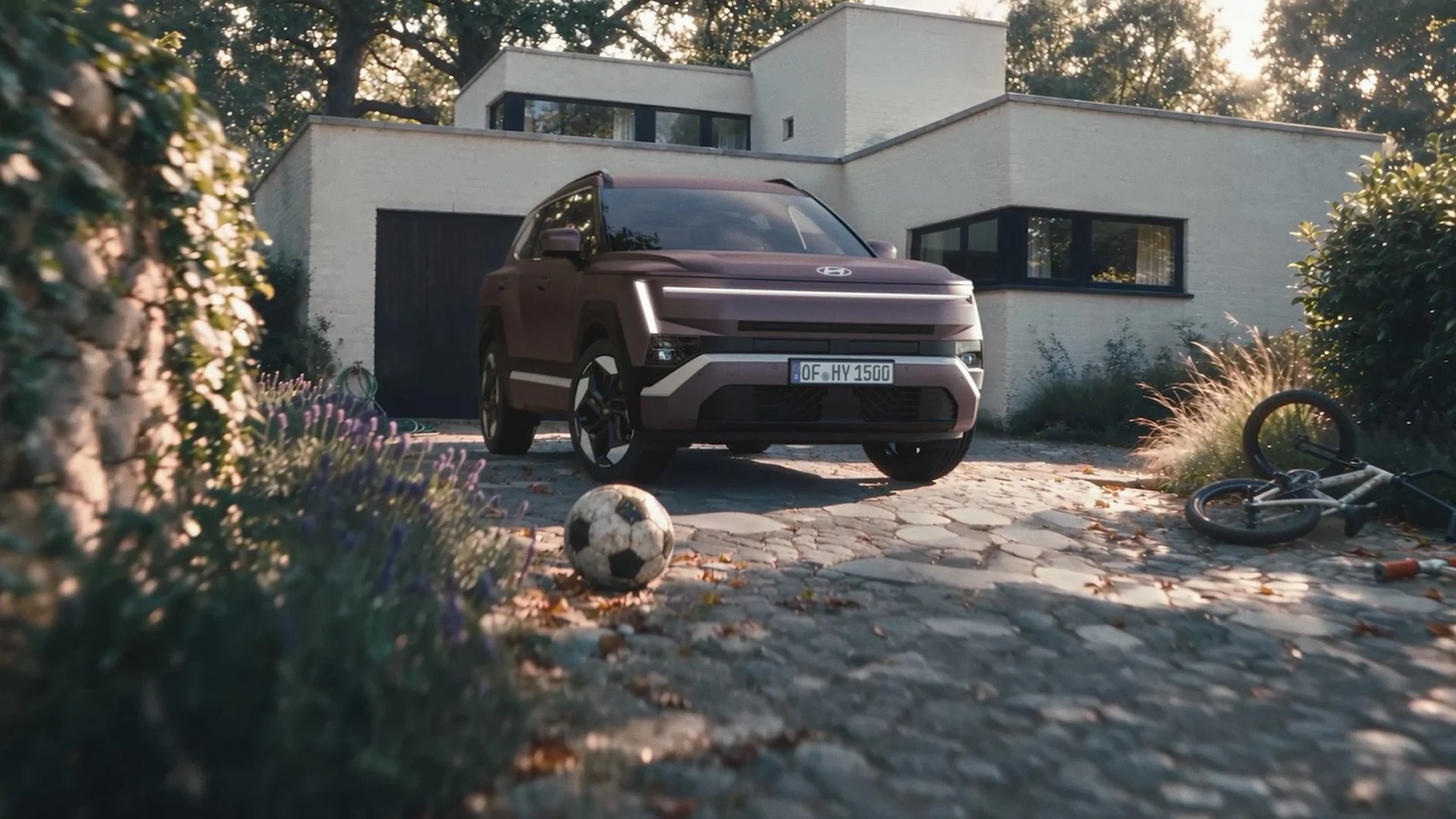 Hyundai TUCSON parkerad på en uppfart med ett bostadshus i bakgrunden.