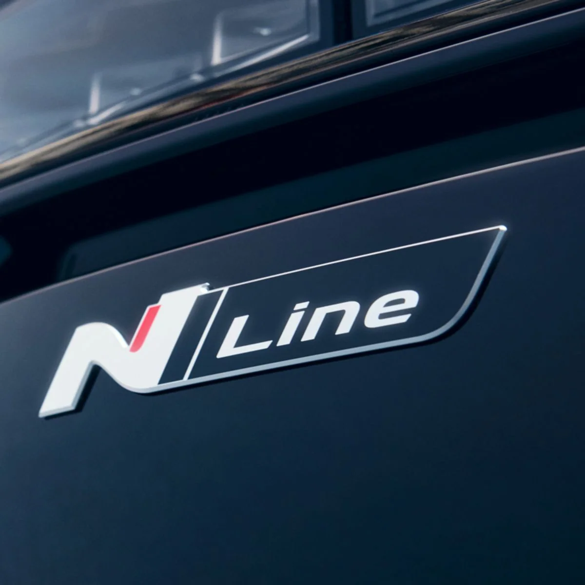 Närbild av Hyundai N Line-emblemet